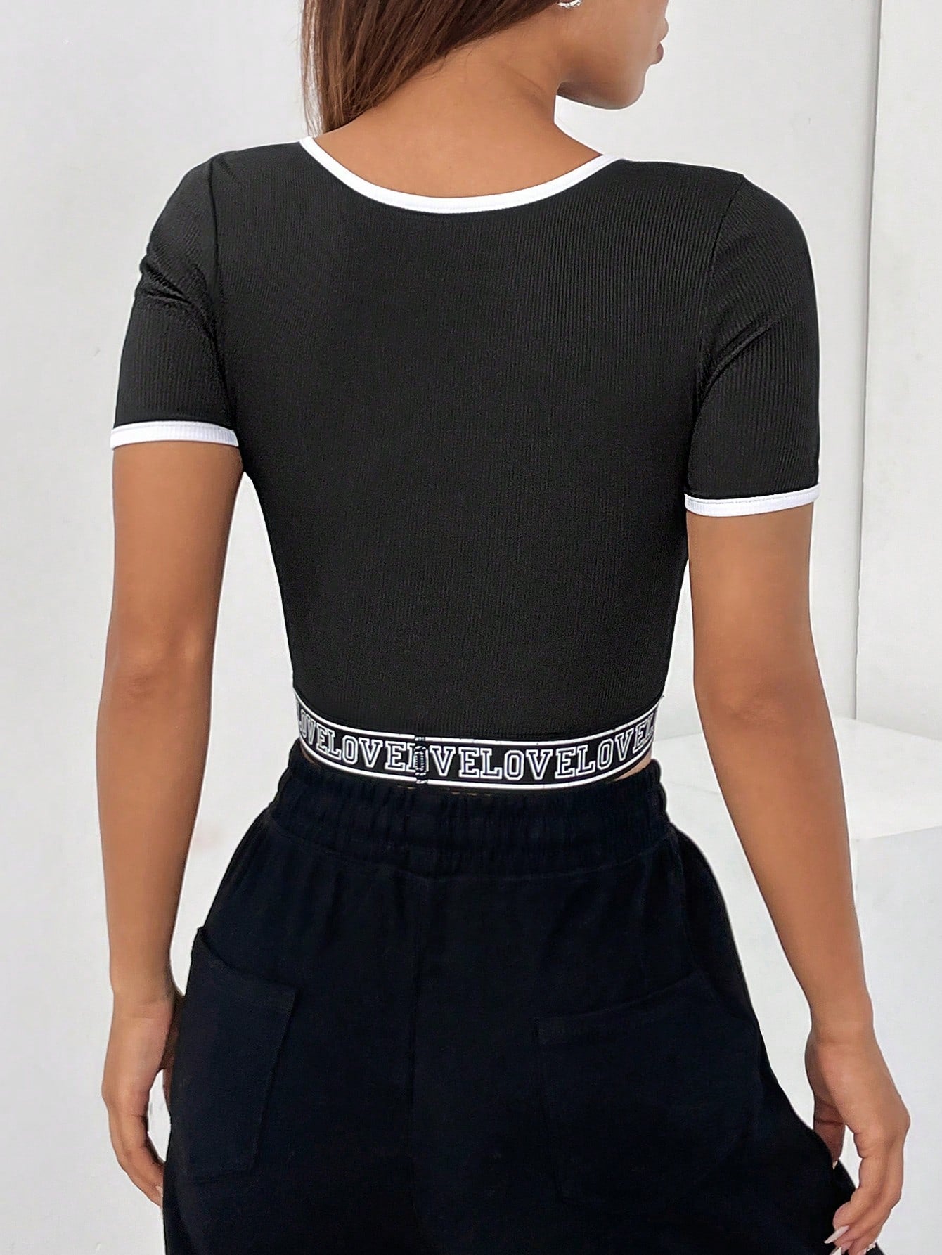 SHEIN Mulvari Camiseta de verano de manga corta para mujer con letras y parches, ajuste delgado y cinturón de hebilla de única