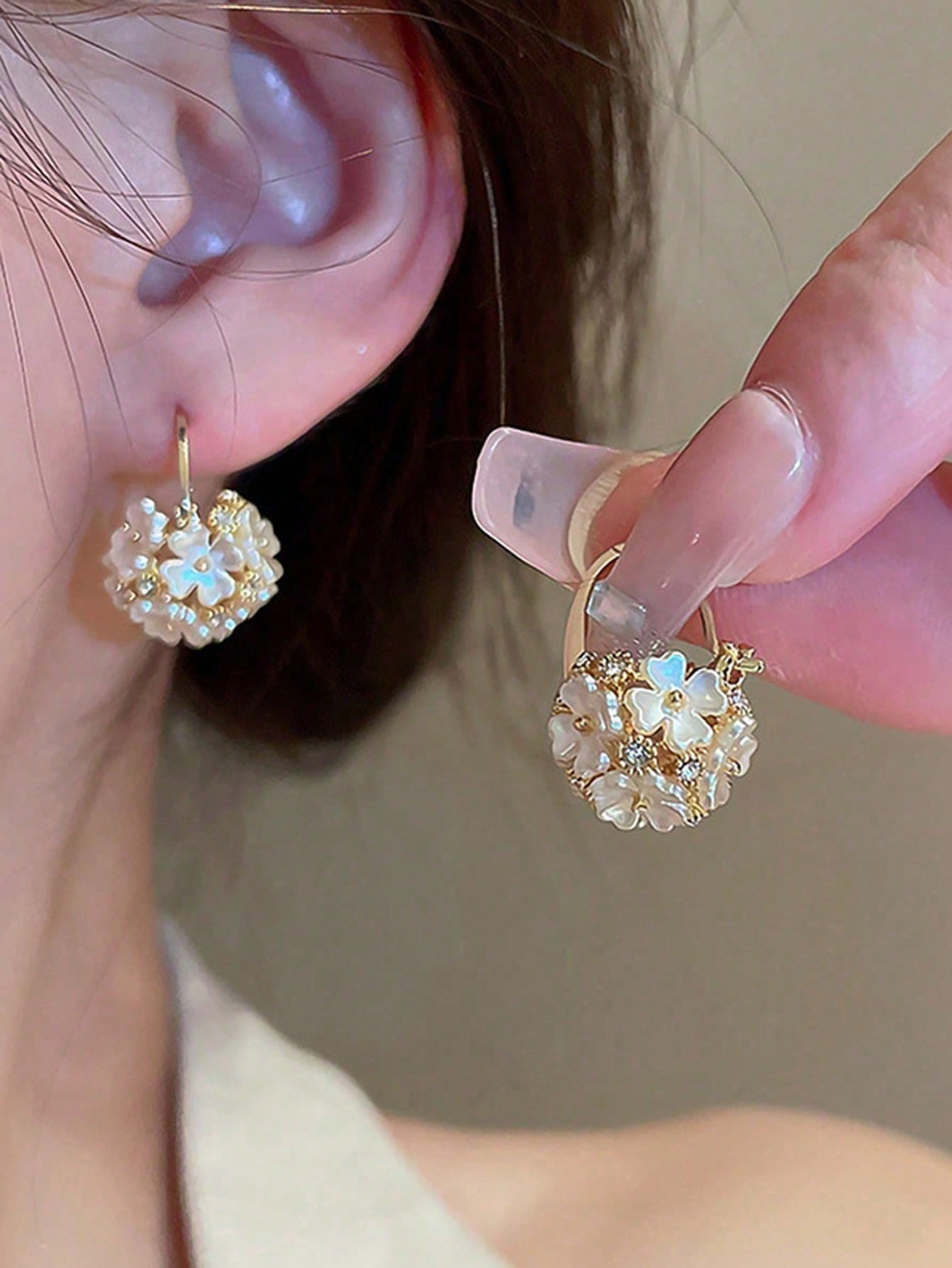 1 Par De Aretes De Lujo Con Bola De Flor De Concha Para Mujeres Que Pueden Usarse A Diario