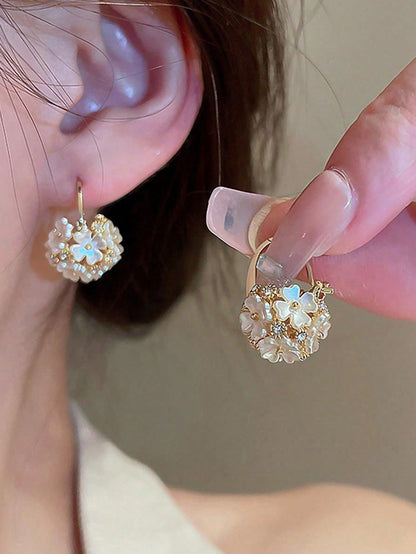 1 Par De Aretes De Lujo Con Bola De Flor De Concha Para Mujeres Que Pueden Usarse A Diario