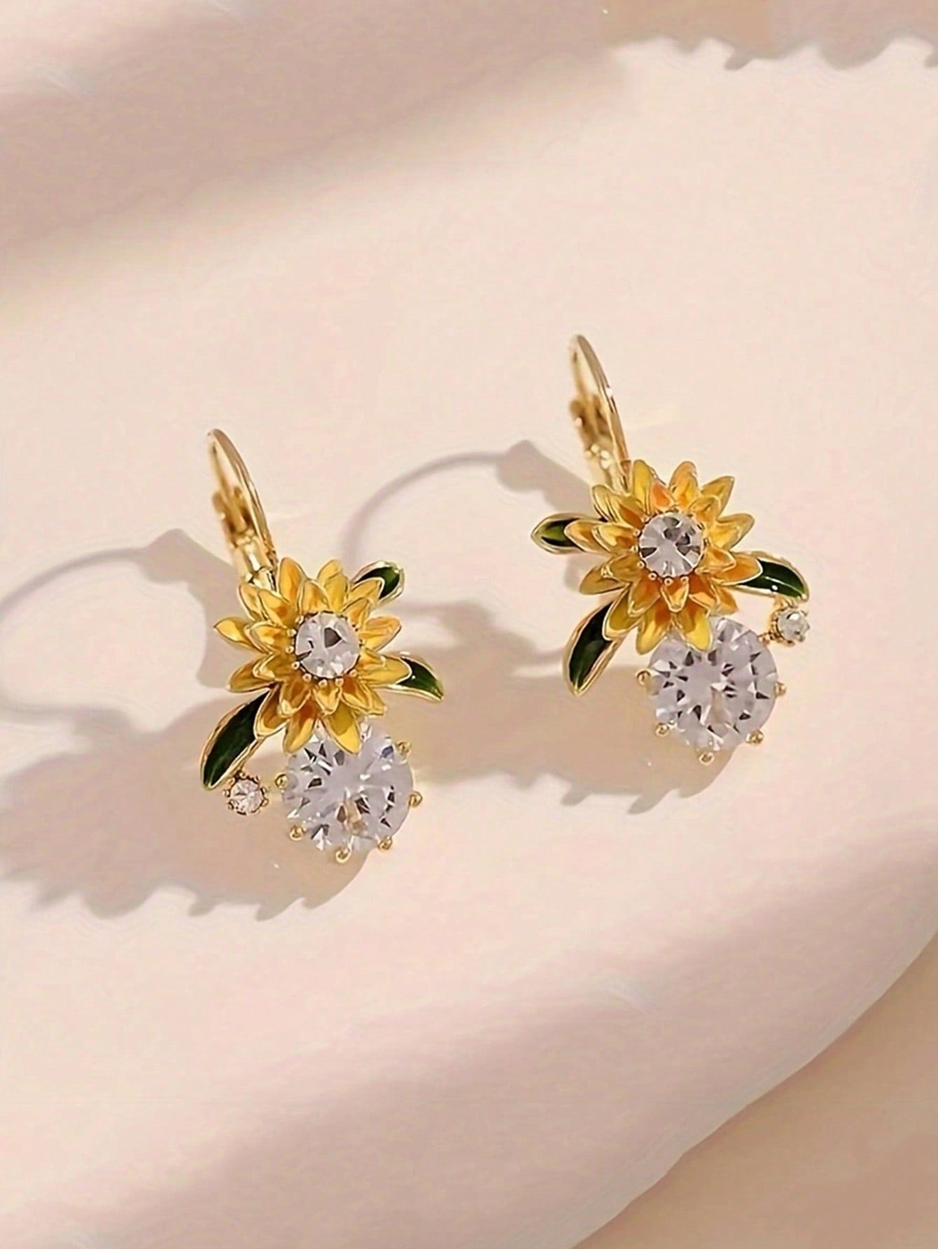 1 par de pendientes con colgante de cristal con diseño de girasol y gota de agua para mujeres