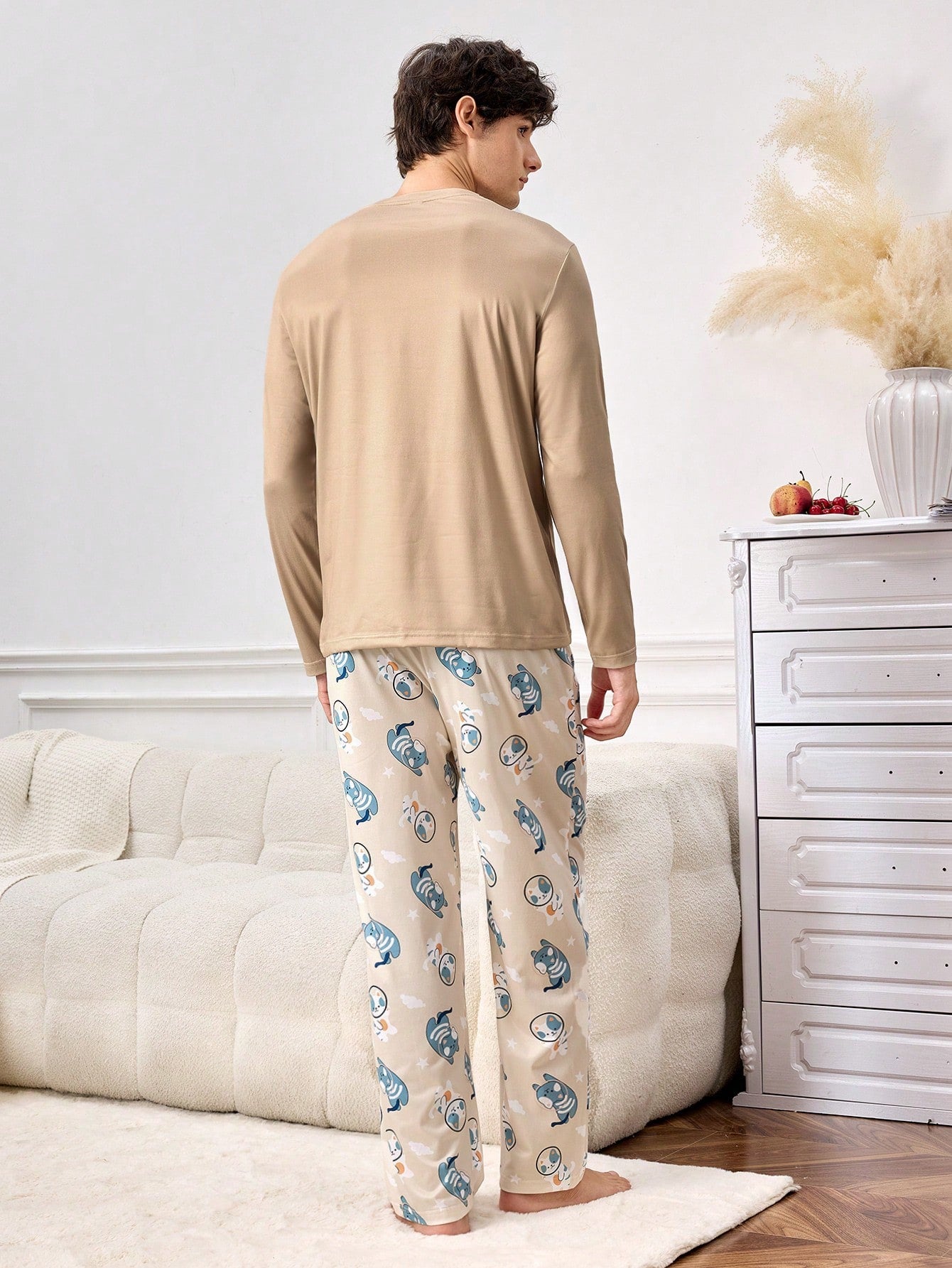 Conjunto de ropa de estar en casa con camisa de cuello redondo de manga larga y pantalones casuales con estampado total para hombre
