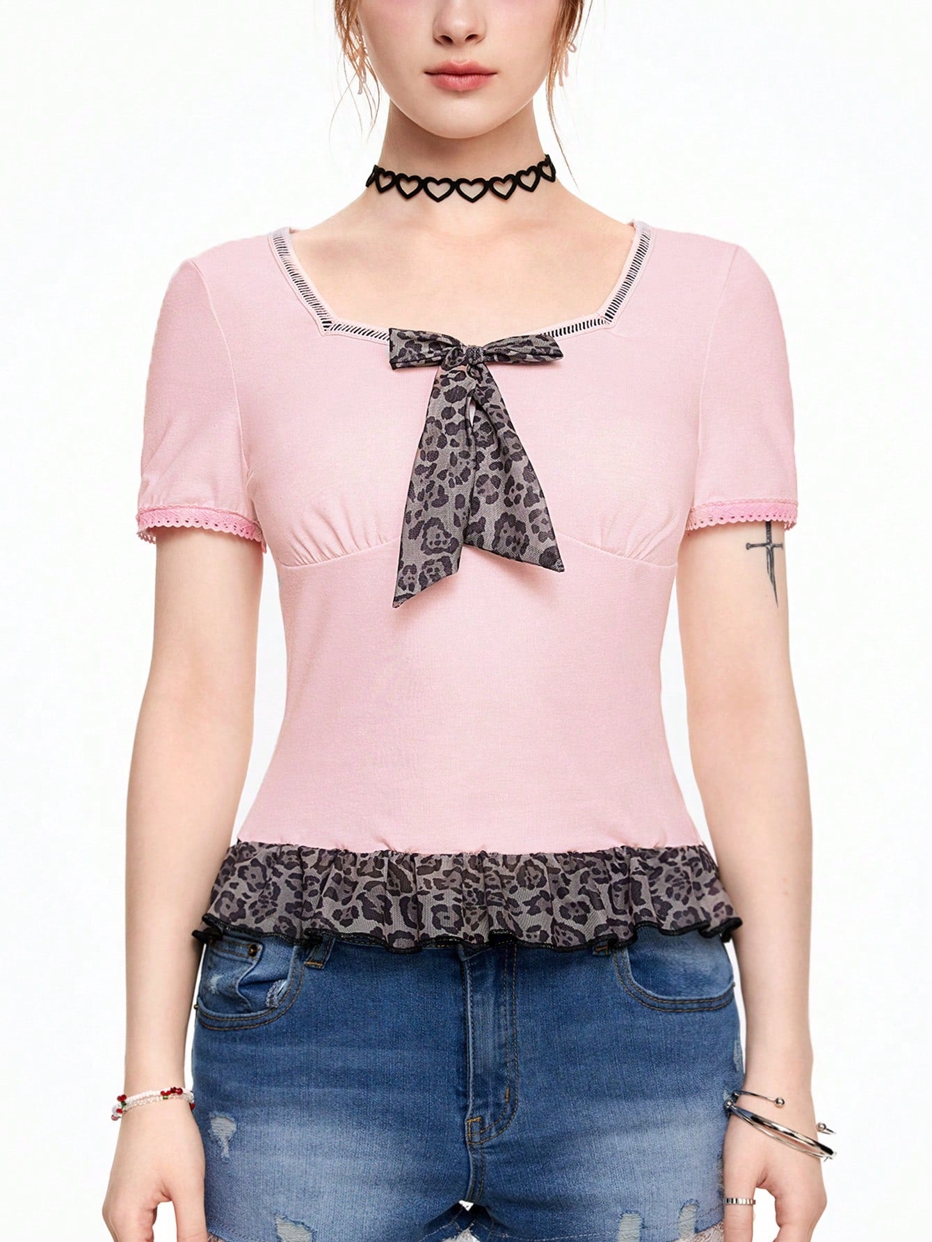 ROMWE Kawaii Camiseta de señora de cuello de escote redondo con detalles de estampado de leopardo y lazo, ajustada en la cintura