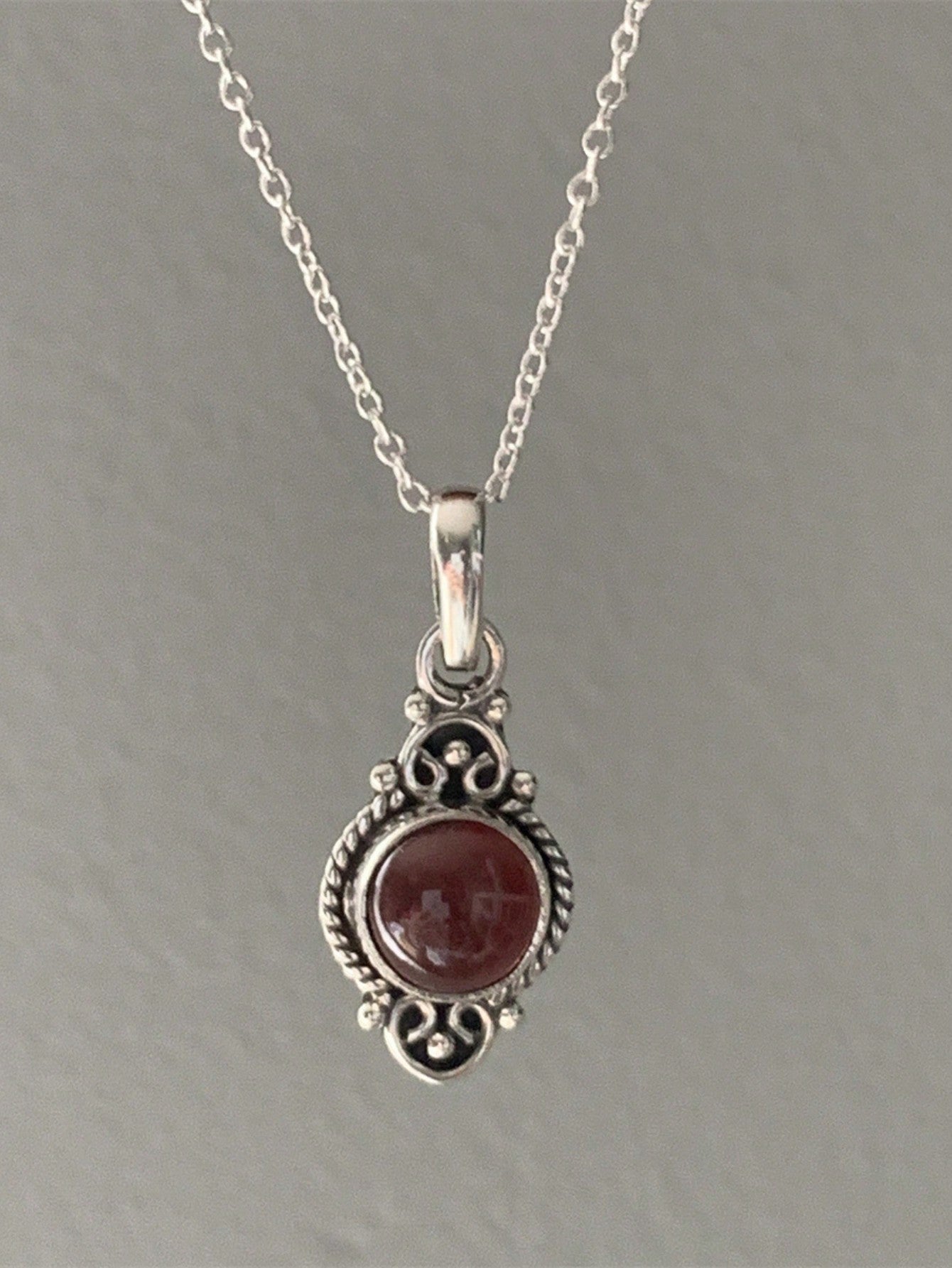 1 Pieza Collar Colgante De Granate Bohemio Vintage Para Mujer Con Diseño Creativo Y Hermoso Grabado Rojo, Accesorios De Joyería Personalizados