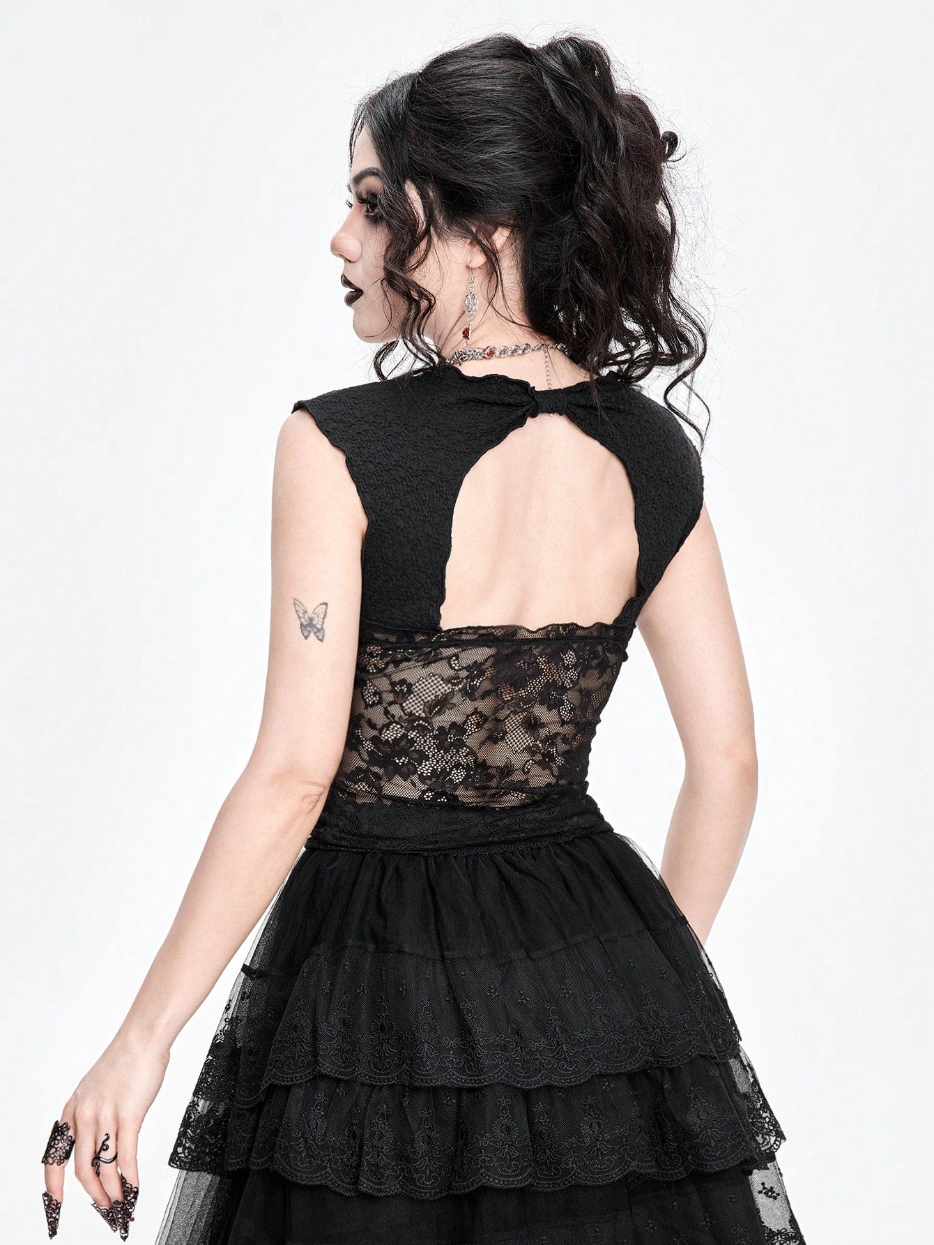 ROMWE Goth Top de tanque con adorno de colgante de diamante con corte bajo y ajuste delgado para mujer, con encaje empalmado y diseño hueco