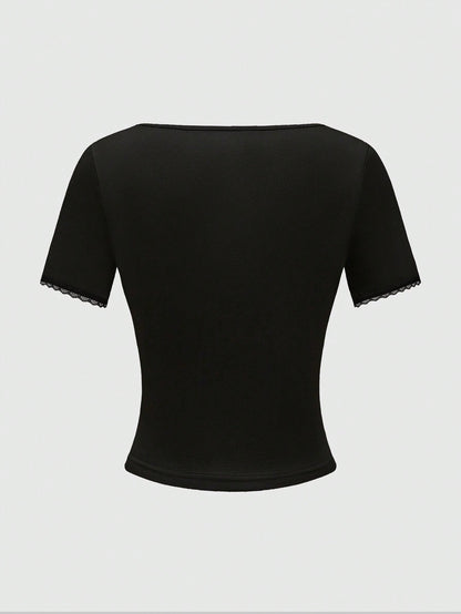 ROMWE Fairycore Camiseta entallada de manga corta para mujer con cuello cuadrado y parche de encaje bordado con cuentas de mariposa