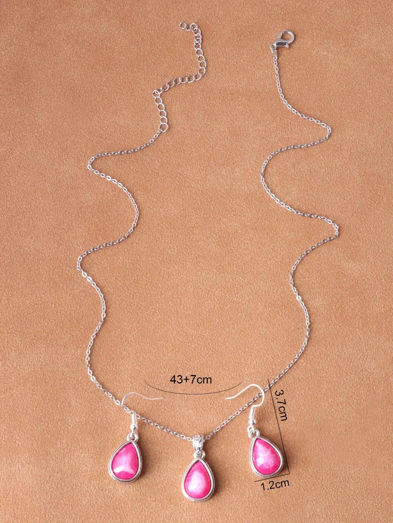 Conjunto de collar y aretes color fucsia, diseños clásicos, múltiples opciones disponibles para mujeres