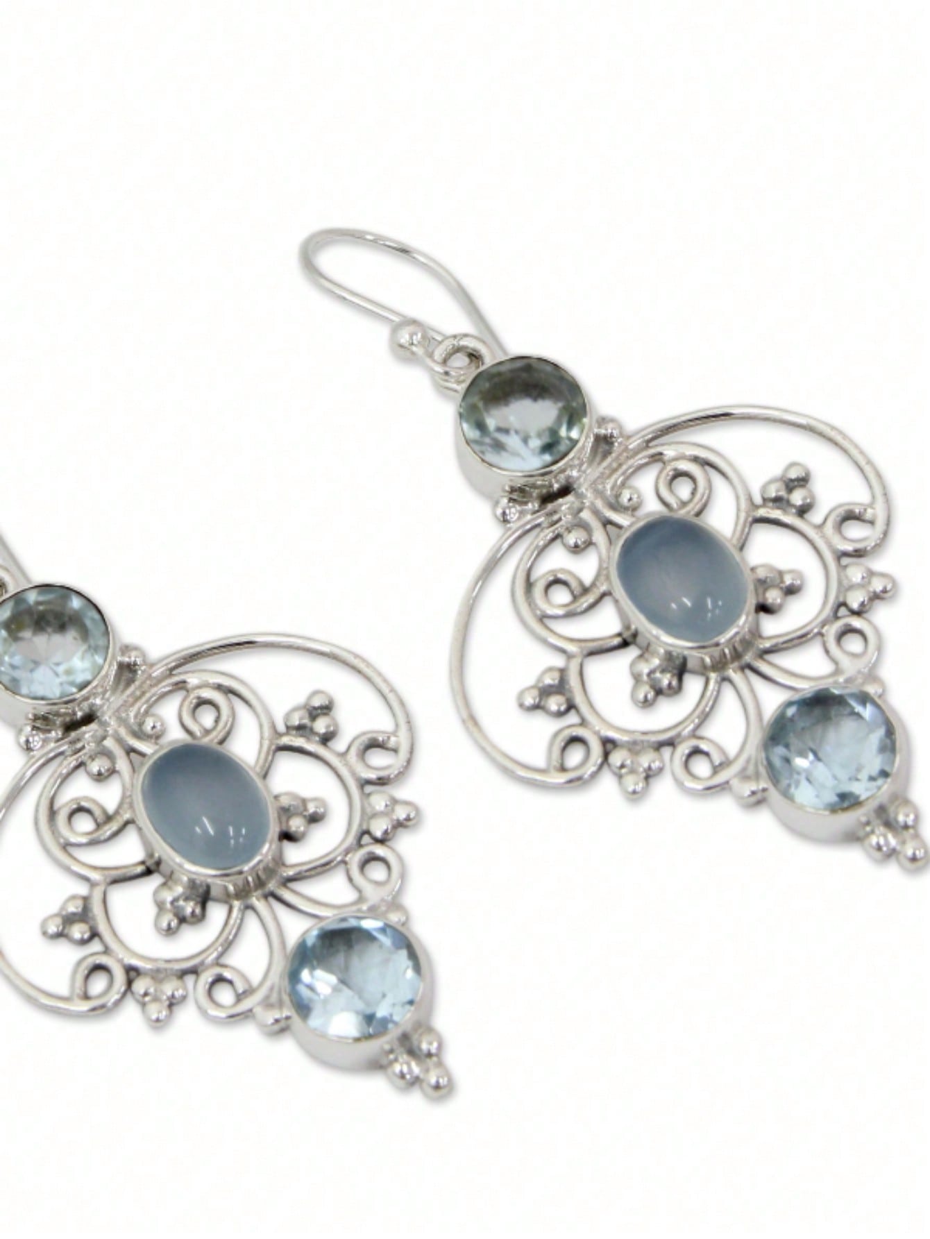 Elegantes aretes colgantes plateados con diseño retro de flor hueca incrustados con una piedra acuosa, perfectos para combinar con atuendos diarios o para decorar fiestas