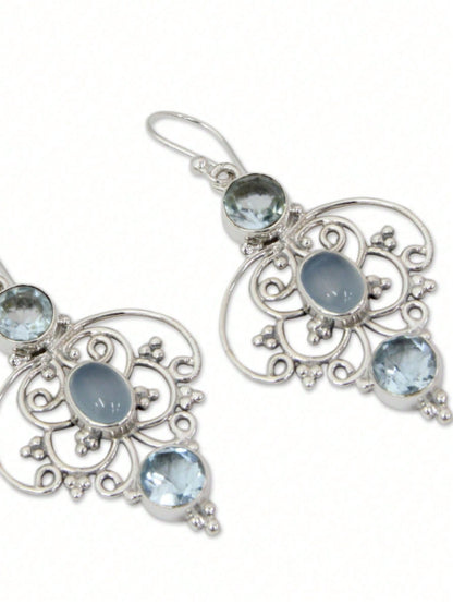 Elegantes aretes colgantes plateados con diseño retro de flor hueca incrustados con una piedra acuosa, perfectos para combinar con atuendos diarios o para decorar fiestas