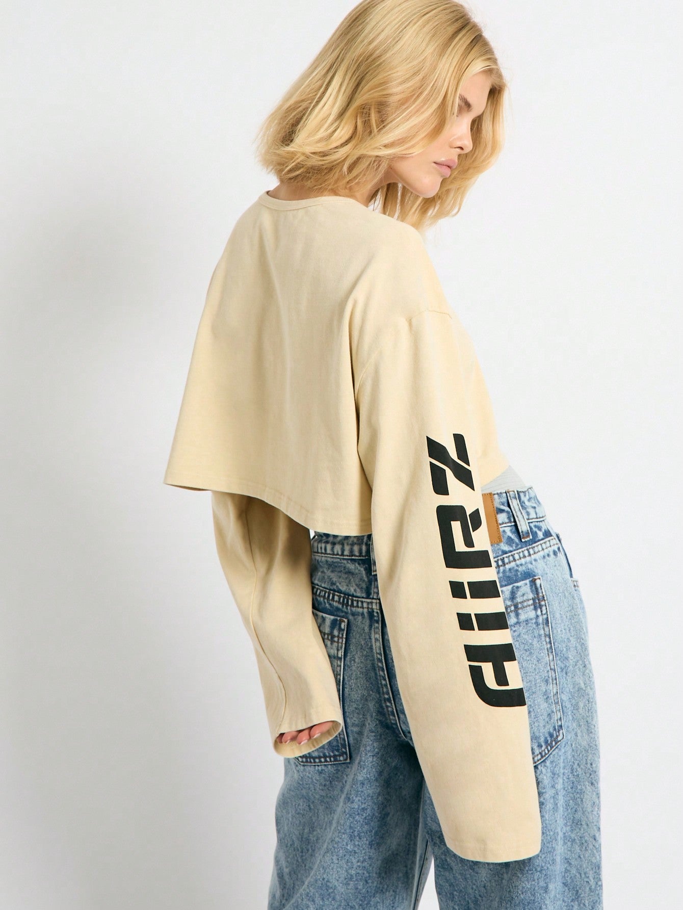 AiiRZ Camiseta corta de manga larga y cuello redondo oversize con gráfico con aplicaciones