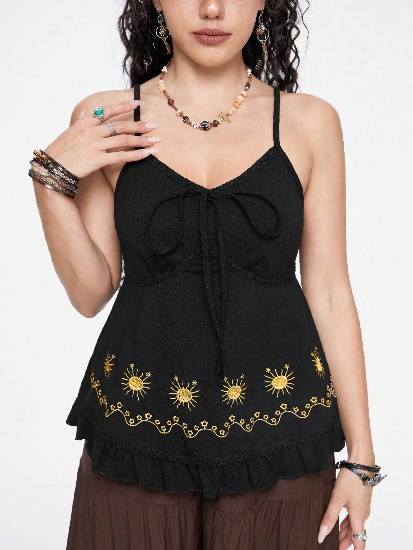 ROMWE Fairycore Top de tirantes con diseño de bordado floral y dobladillo con volantes
