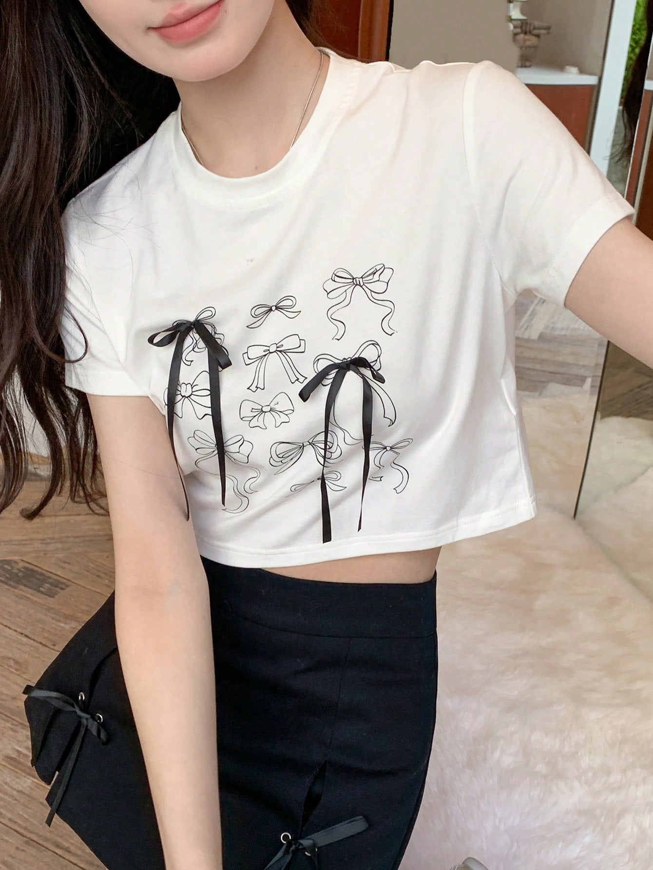 DAZY Top corto de mujer con cuello redondo y manga corta con decoración de lazo