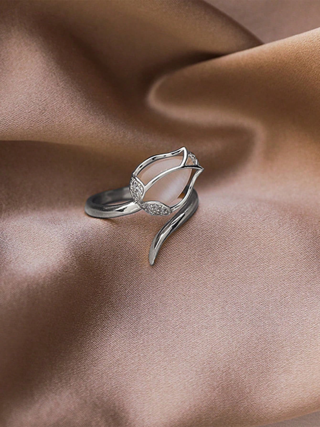 1 Anillo De Forma De Botón De Tulipán Blanco Con Perla Simulada Y Piedra De Ojo De Gato