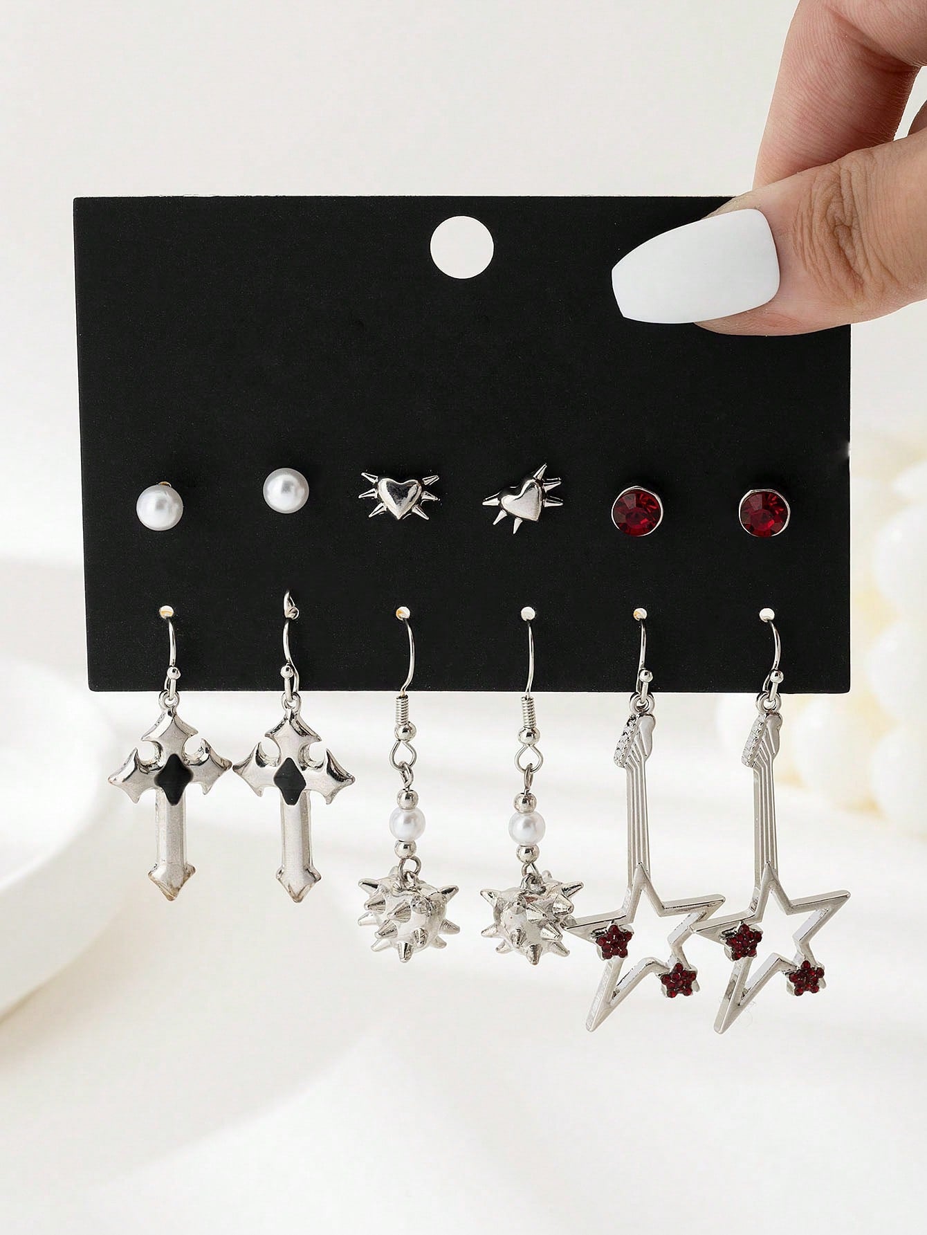 Juego de 6 pares de pendientes con colgantes de diseños góticos oscuros de moda, incluidos estrella, murciélago, corazón con rosa, guitarra, llave, estrella de mar, cuervo y calavera