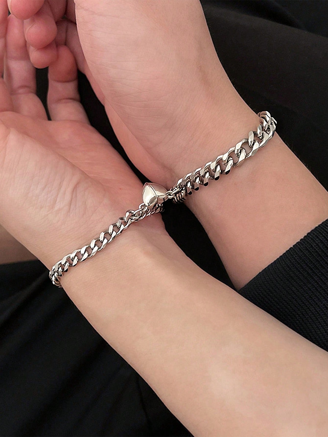 Set de 2 pulseras en forma de corazón de acero inoxidable para parejas, diseño de moda como regalo para enamorados en Navidad, Acción de Gracias y Año Nuevo