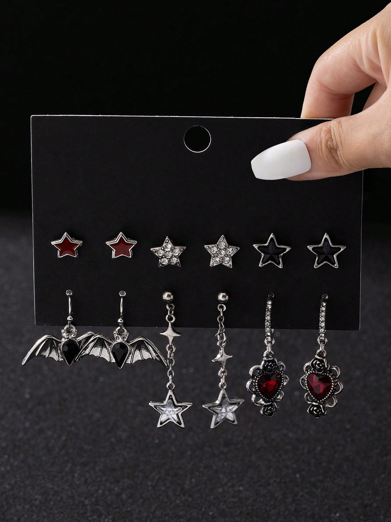 Juego de 6 pares de pendientes con colgantes de diseños góticos oscuros de moda, incluidos estrella, murciélago, corazón con rosa, guitarra, llave, estrella de mar, cuervo y calavera