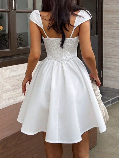 SHEIN Essnce Vestido informal mini de unicolor con manga de tapeta plisada para mujeres