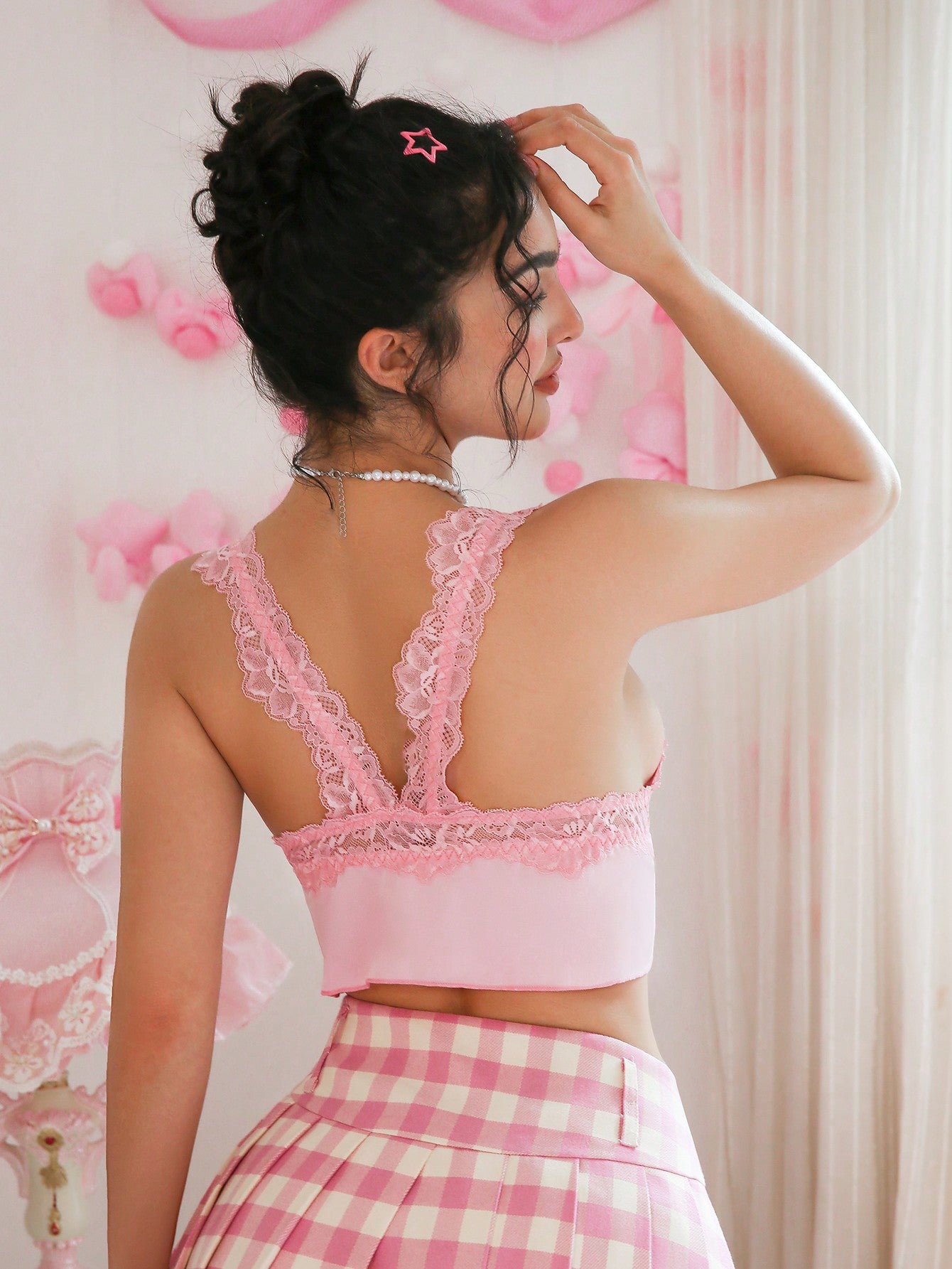 PetitDoll Top romántico y dulce tipo Y2K para ir de fiesta a un festival de música, con tirante asimétrico, contraste de encaje, satén rosa, decoración de lazo, lencería de mujer con sujetador