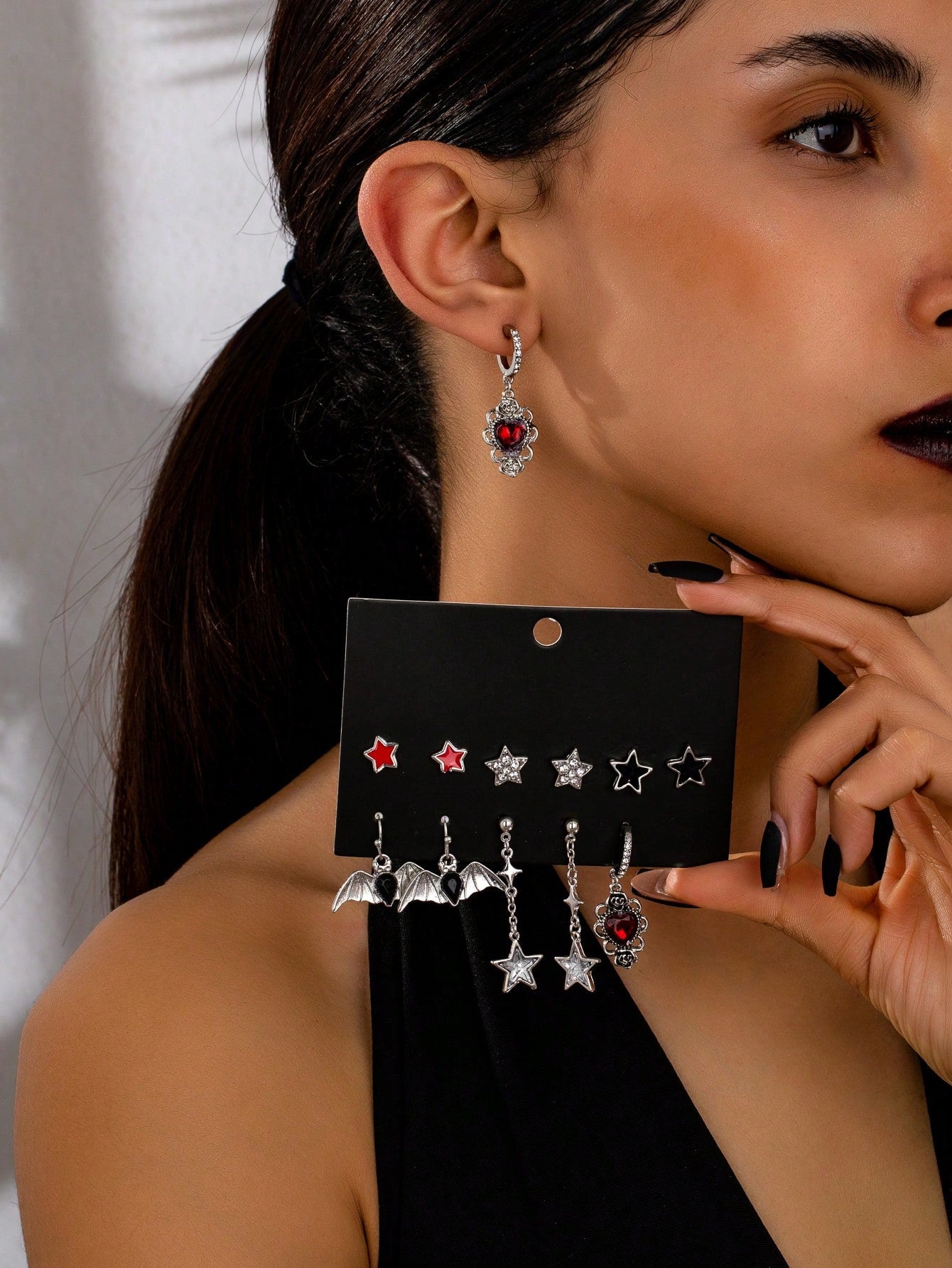 Juego de 6 pares de pendientes con colgantes de diseños góticos oscuros de moda, incluidos estrella, murciélago, corazón con rosa, guitarra, llave, estrella de mar, cuervo y calavera