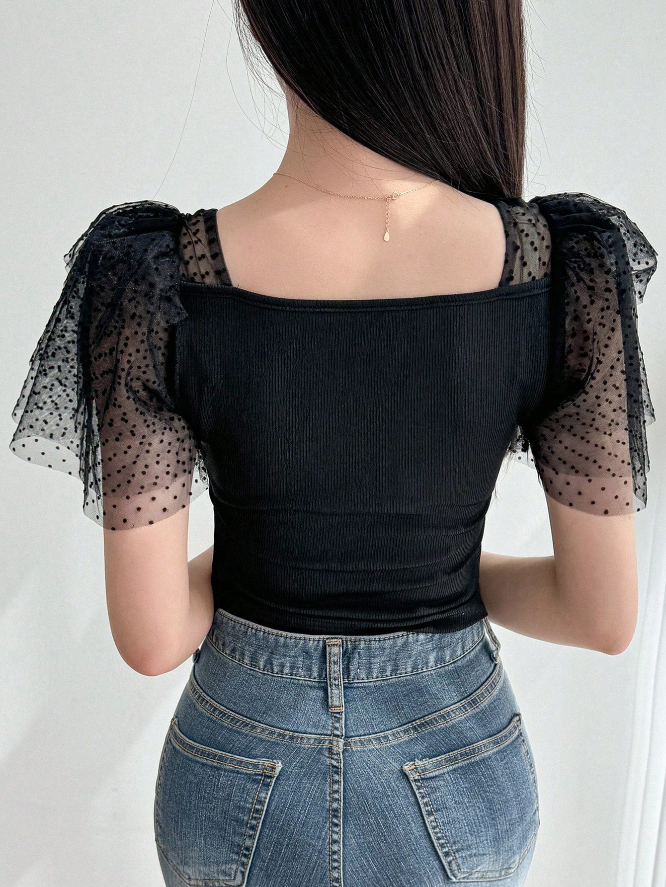 DAZY Camiseta de mujer de verano ajustada con cuello tipo corazón, malla con lunares, mangas cortas con volantes
