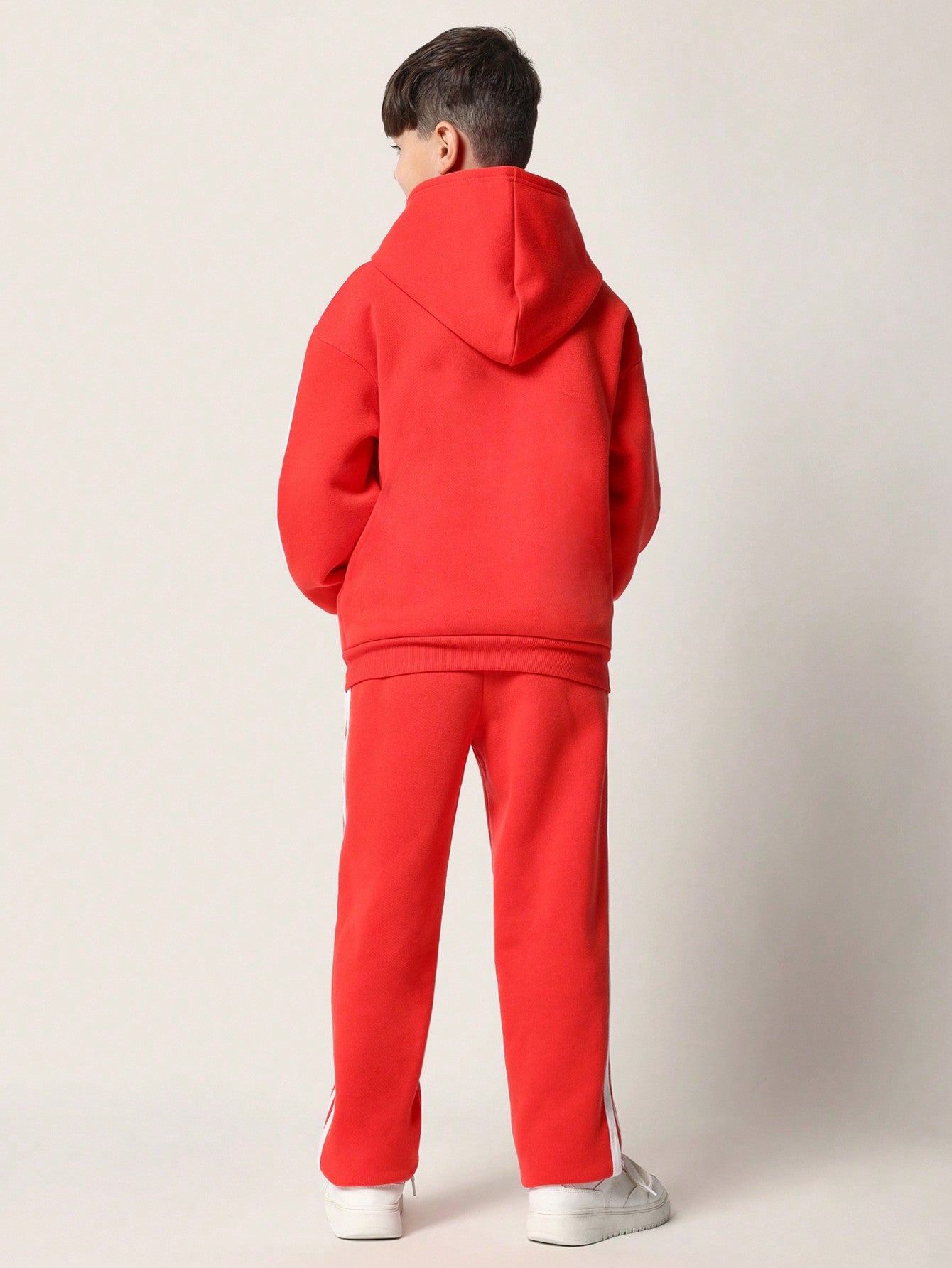 SUMWON Conjunto de 2 piezas para niños preadolescentes compuesto por sudadera con capucha de ajuste regular y pantalón deportivo cómodos con cinta lateral y estampado gráfico