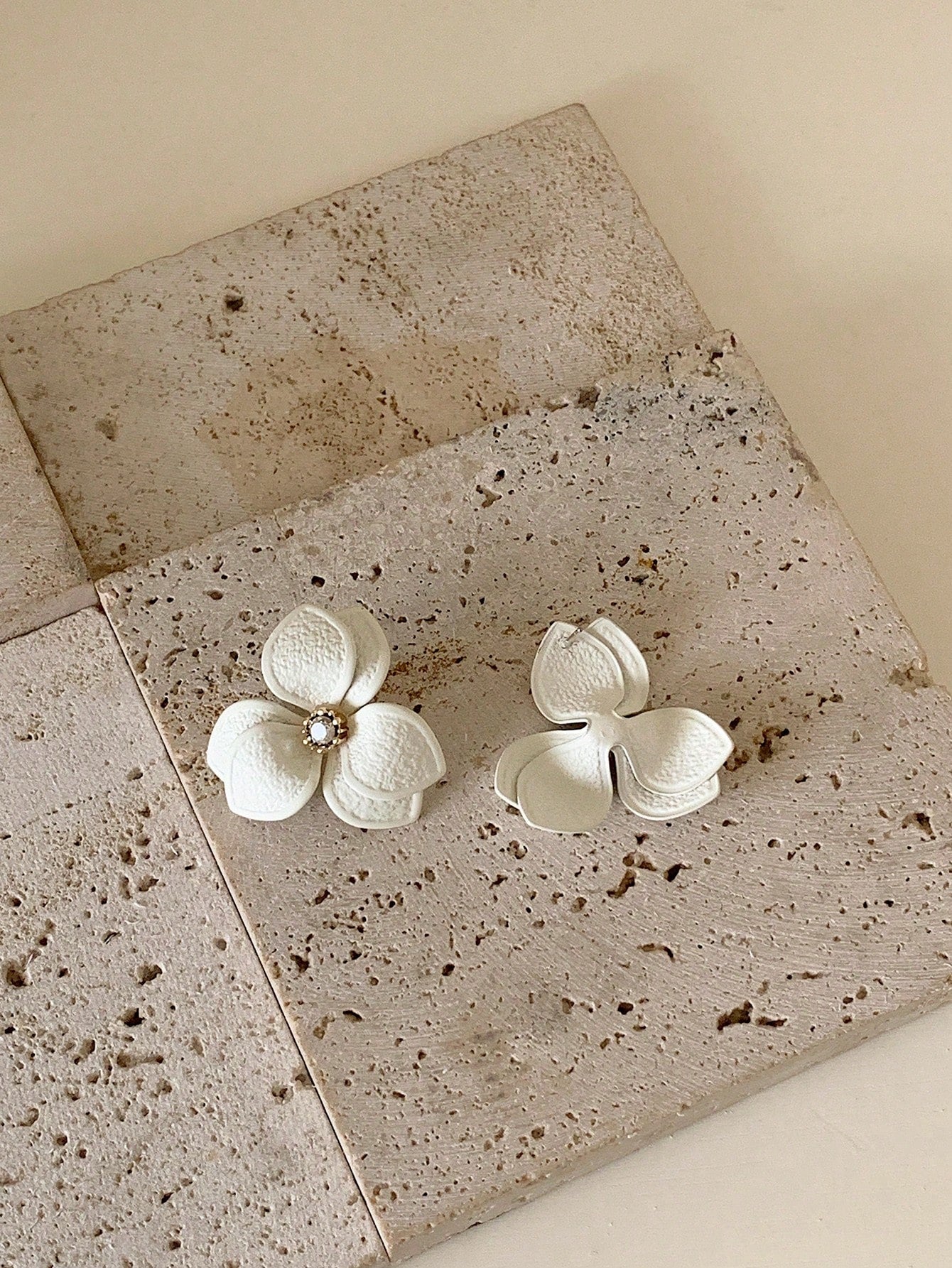 DAZY Pendientes de estudio con forma de flor, adecuados para uso diario, citas, vacaciones o bodas de mujeres