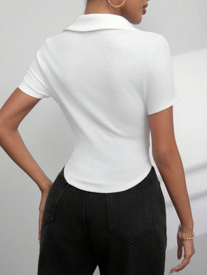 SHEIN Essnce Camiseta Con Solapa Bordada Love Para Mujer