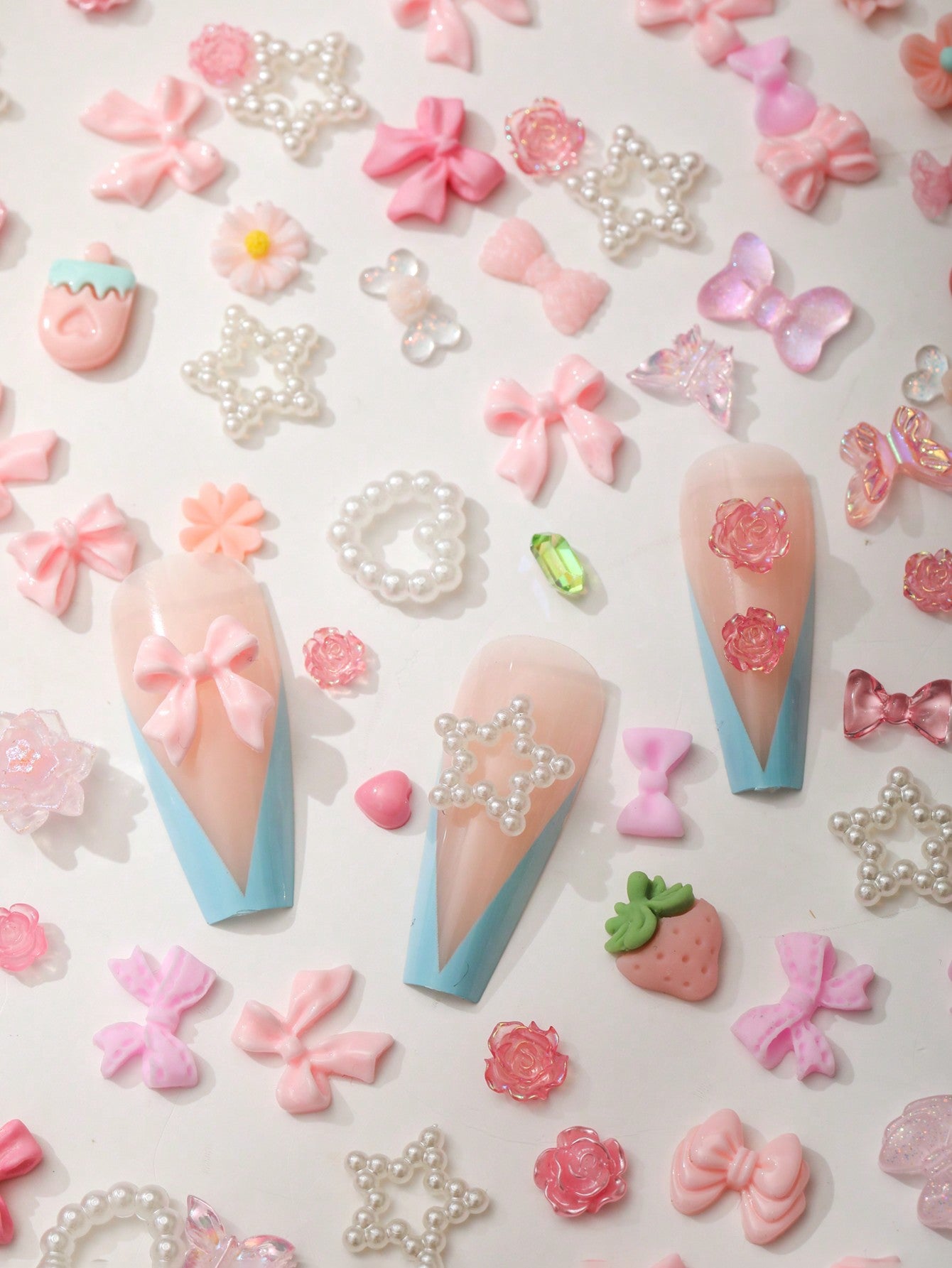 100 piezas 3D Mariposas de resina rosa, osos, flores de rosa, falda de durazno, lazo, ciervos, serpientes, conejos, animales en forma de arte de uñas, con estrás y perlas falsas para hacer decoración de arte de uñas y manualidades.
