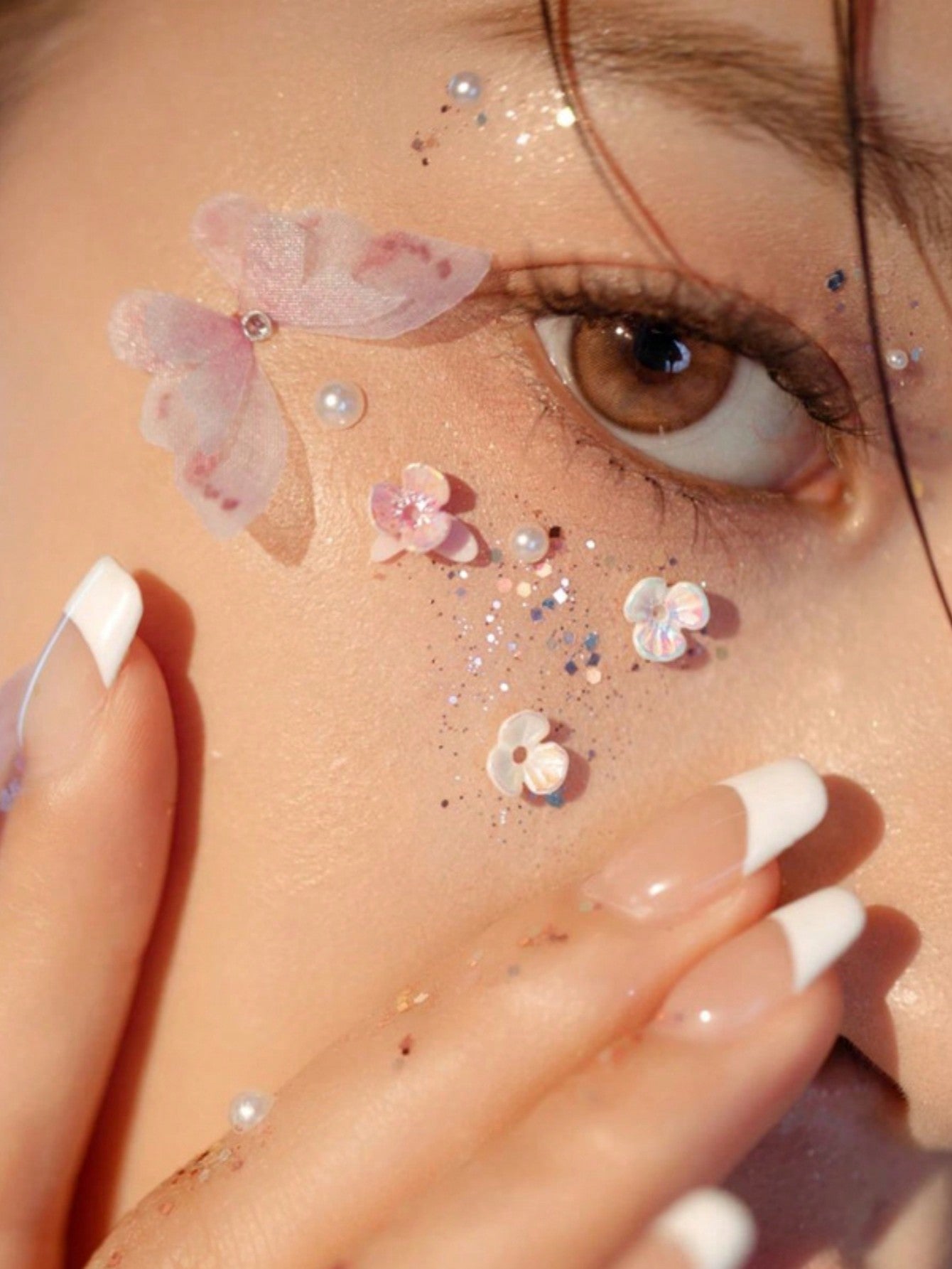 ROMWE Fairycore Un dulce adhesivo facial de mariposa con perlas y diamantes de imitación, decoración facial para actuaciones en el escenario