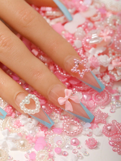 50 piezas Ornamentos de manicura de uñas de resina mezclados de varios modelos en rosa y blanco con diamantes de imitación en forma de perla Y2K, corazón, lazo, copo de nieve, brillo