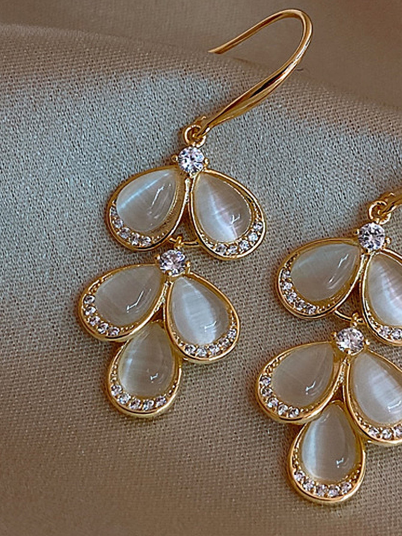 Andkiss Pendientes largos con diseño de diamante de imitación y ópalo