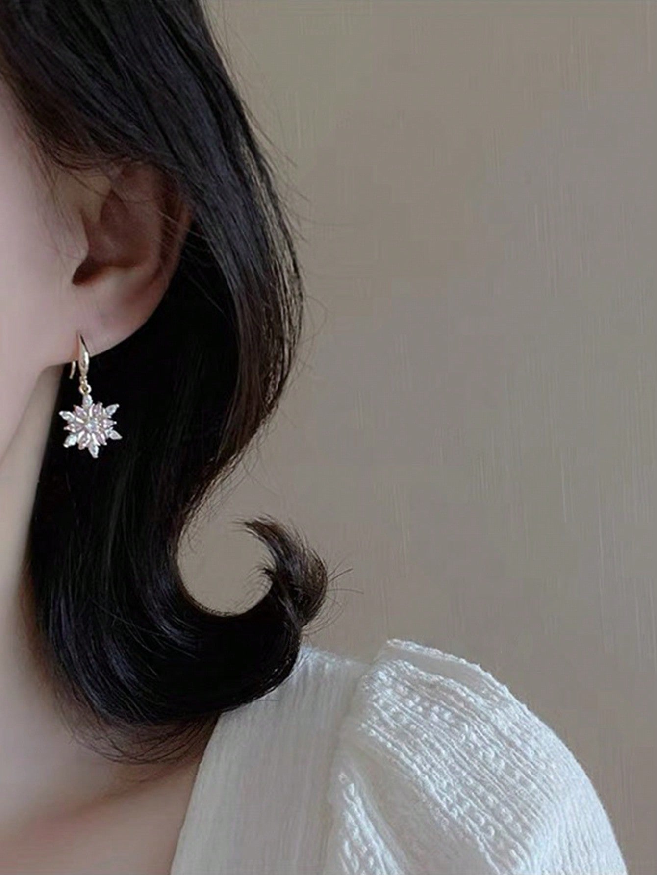 1 par de aretes de Navidad en forma de copo de nieve dulces y exquisitos adornados con diamantes de imitación rosados, joyería elegante y elegante para mujer