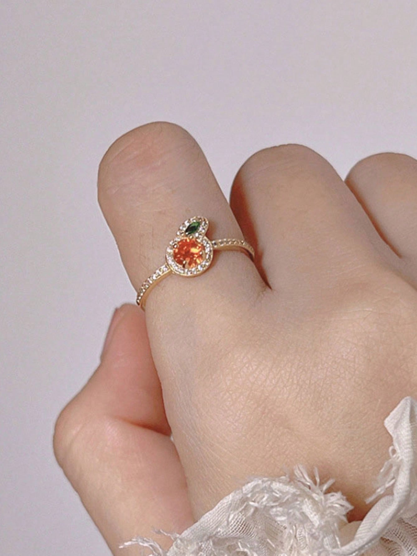 Anillo de oro con decoración de diamantes cúbicos de circonio y manzana en forma de caja de regalo, adecuado para uso diario de las mujeres y como regalo