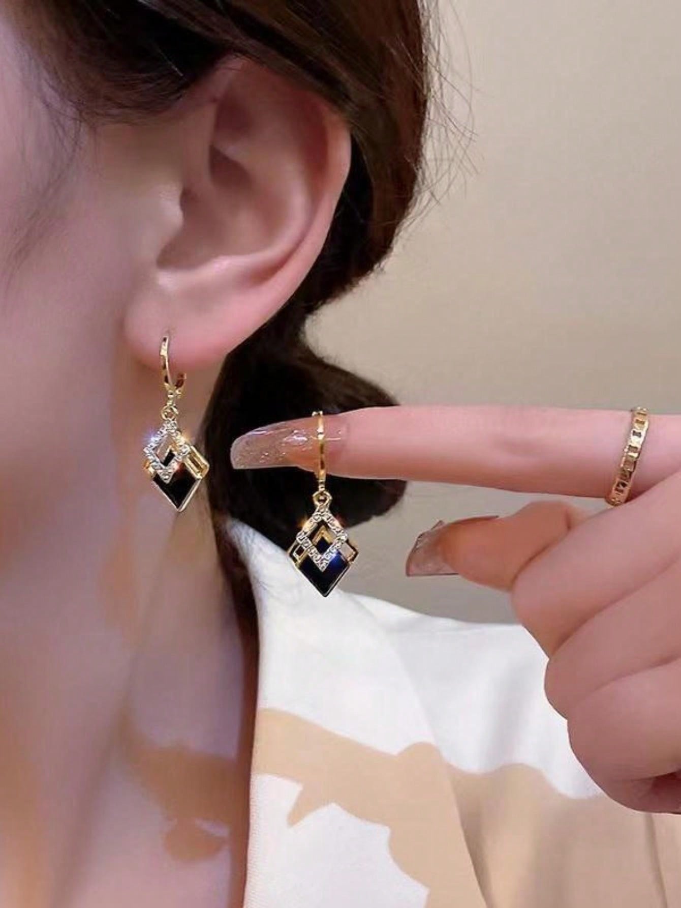 1 par de pendientes de clip elegantes con diseño rómbico, pendientes de moda y personalidad, aptos para el uso diario de las mujeres