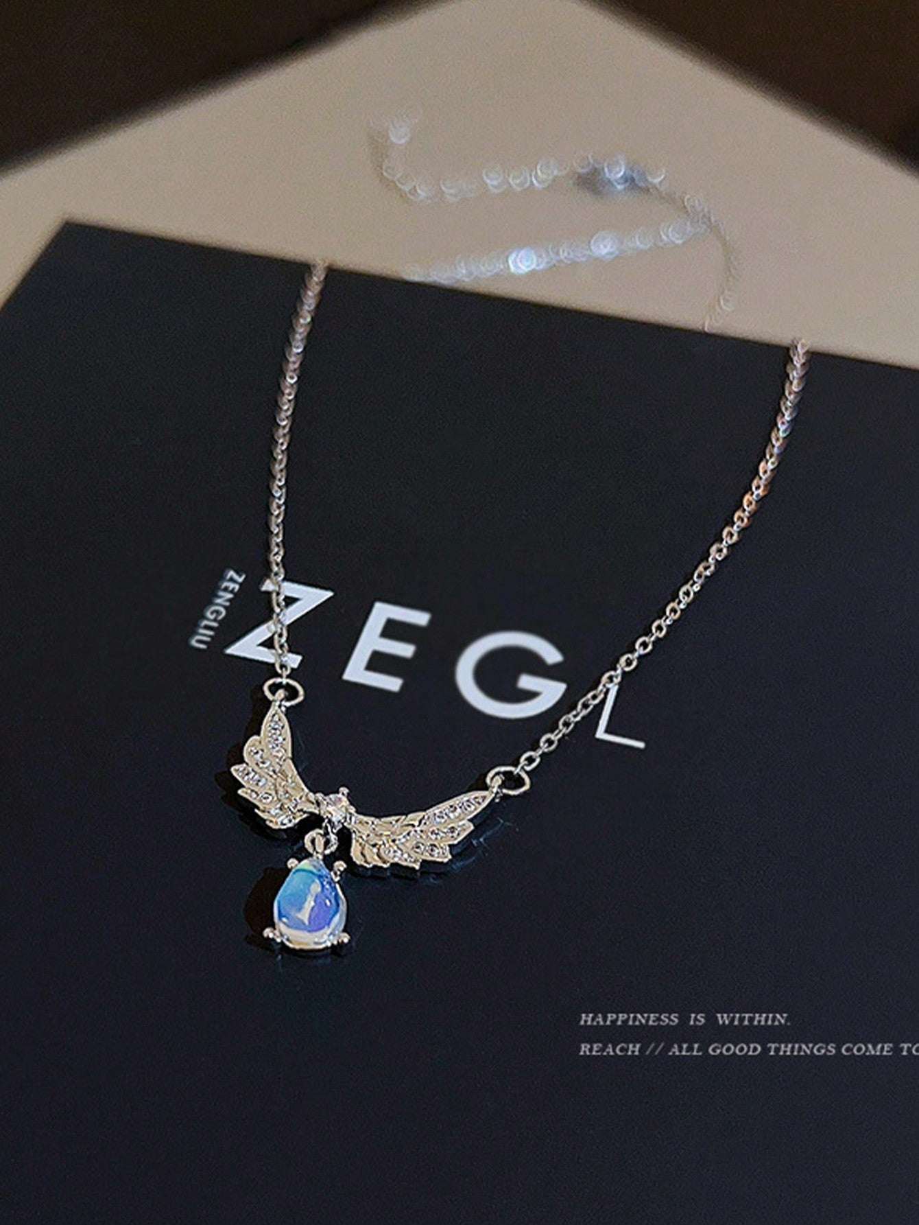 1 pieza Collar con colgante de alas de mariposa brillante, diseño delicado, textura de alta calidad, gargantilla versátil para mujeres