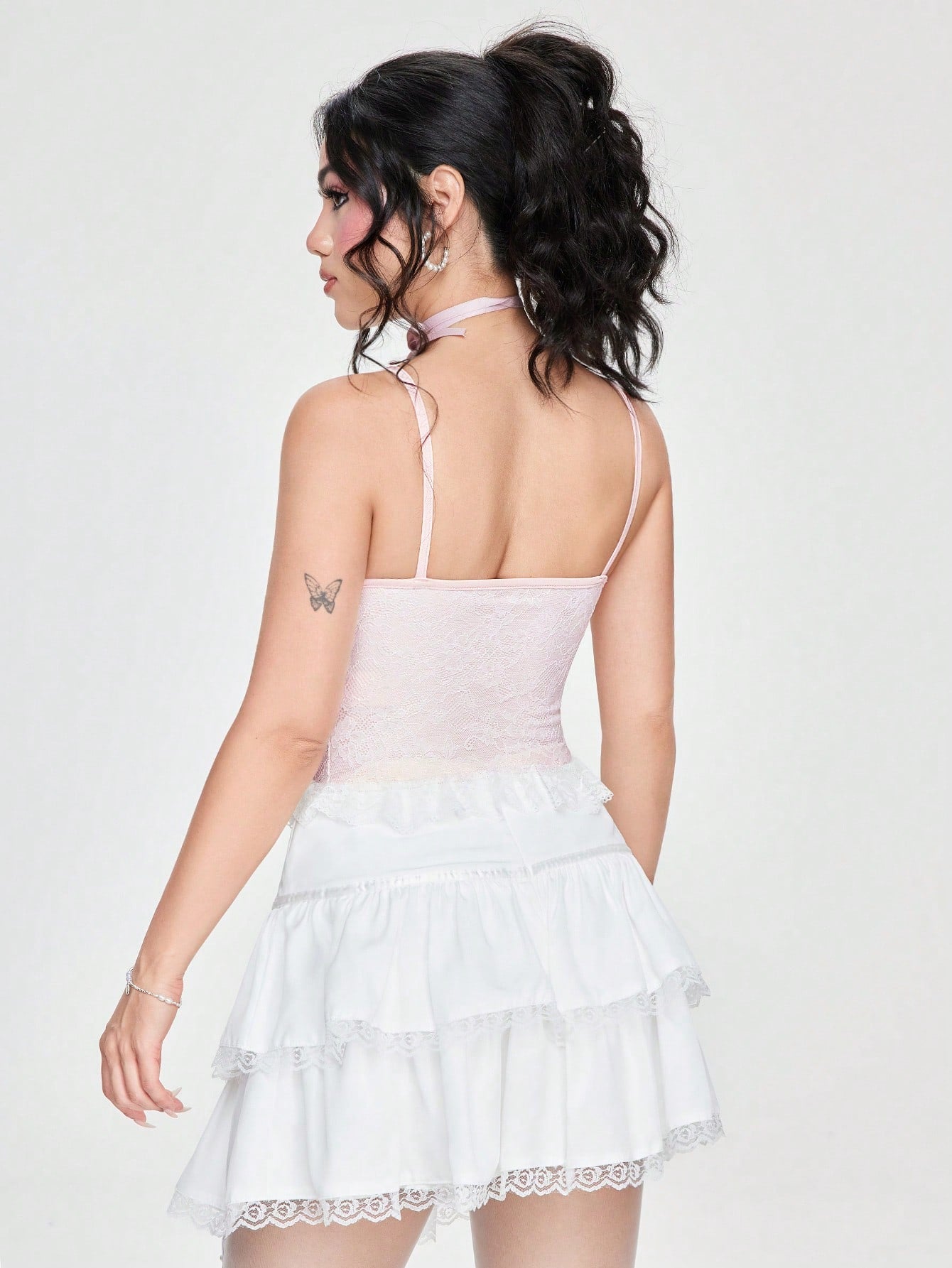 ROMWE Fairycore Top de cami de encaje con cordones en la parte delantera y encaje de contraste