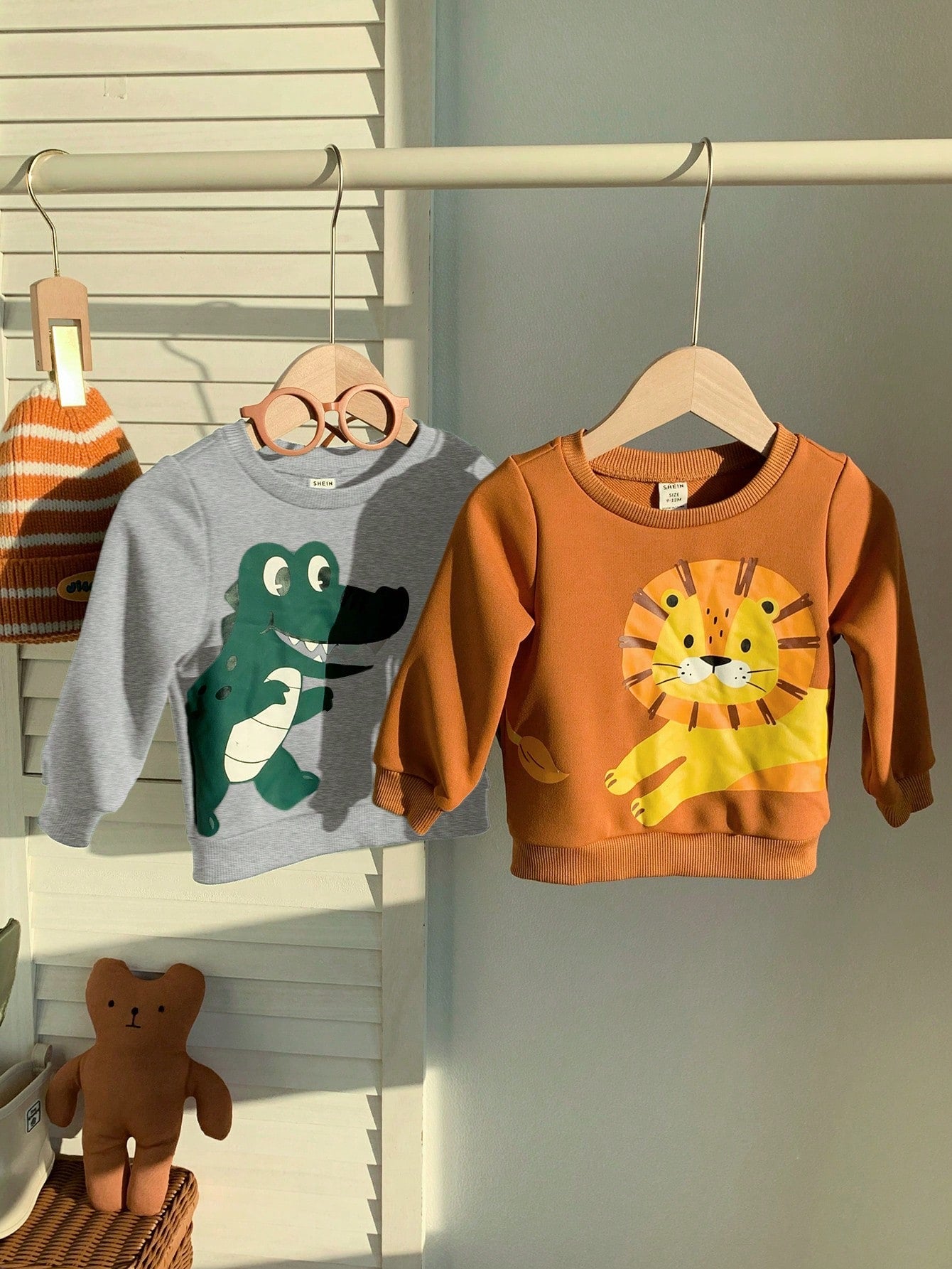 SHEIN 2 piezas Sudadera de cuello redondo acanalado con estampado de león y cocodrilo de dibujos animados para niño/niña, estilo informal y lindo, a juego para otoño/invierno, cómodo para usar en casa y al aire libre