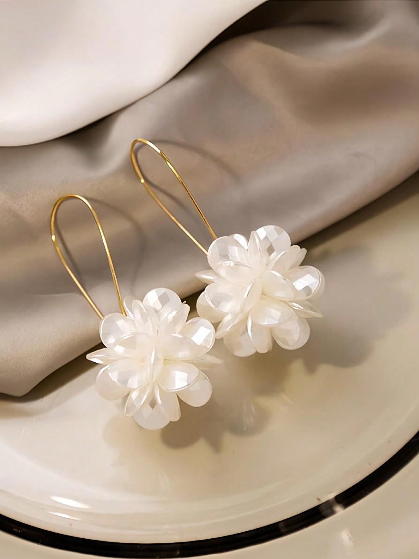 1 Par De Pendientes De Bolas De Flores Blancas Con Patrón Geométrico Largo Y Elegante, Adecuados Para El Uso Diario De Las Mujeres