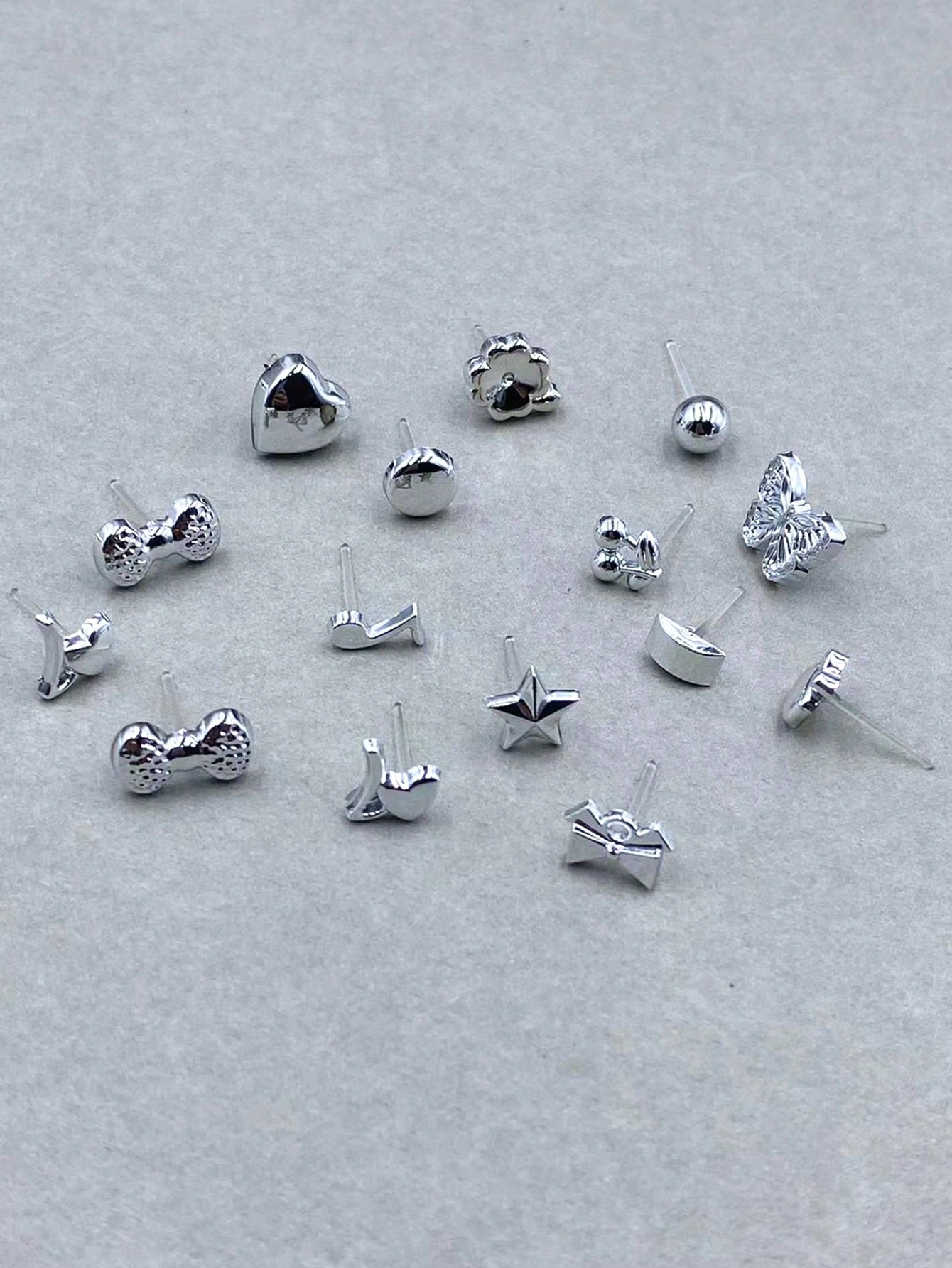 36 pares Juego surtido de aretes de botón hipoalergénicos de plástico con diseños de corazón, estrella, mariposa, corona y nota musical para mujeres