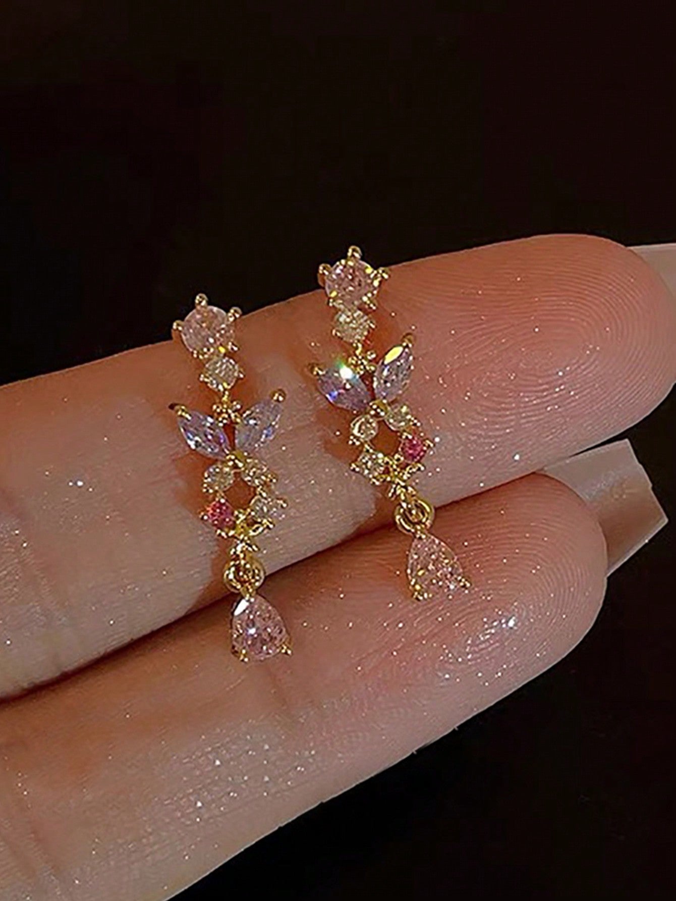 1 par de aretes dulces y exquisitos con forma de gota de agua y mariposa, lujosos, elegantes y únicos, adornados con piedras de imitación artificiales, adecuados para fiestas, vacaciones, citas y como regalos para mujeres