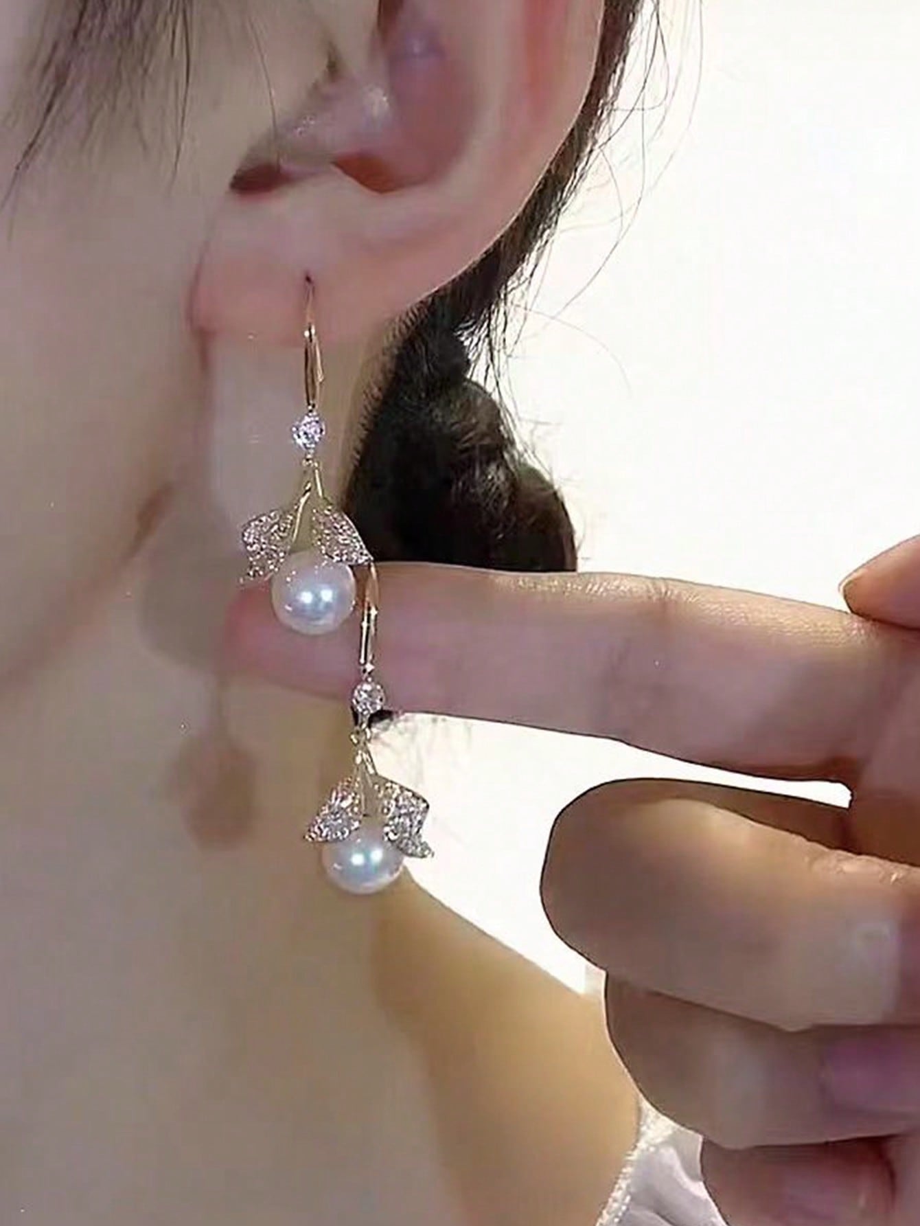 1 Par De Pendientes Deslumbrantes De Aleación De Zinc Con Hojas De Diamantes De Imitación Y Perlas Falsas Para Mujeres Para Decoración Diaria