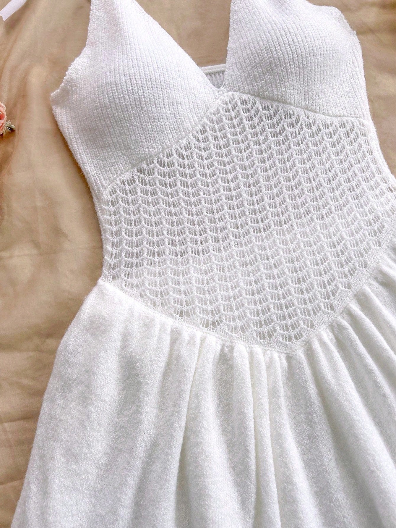 SHEIN WYWH Vestido de suéter de dama con escote en V, lazo de satén, espalda descubierta, dobladillo de doble capa, color blanco, estilo romántico y casual de hada de playa