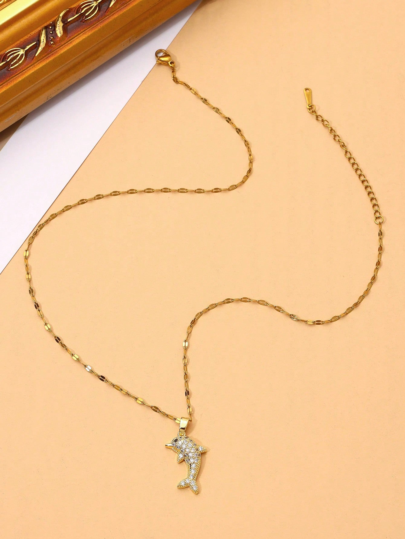 1 Pieza Colgante De Delfín De Cobre Con Microincrustaciones, Temática Oceánica, Cadena De Acero Inoxidable Con Labios Elegante E Inusual, Regalo De Bodas