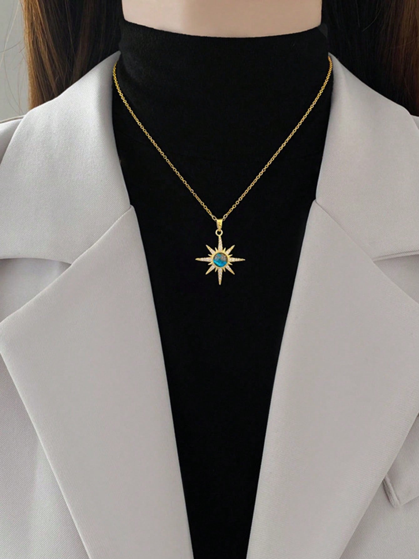 Un collar de colgante de bola de estrella completa de acero inoxidable de lujo y elegante con diamantes completo para mujeres