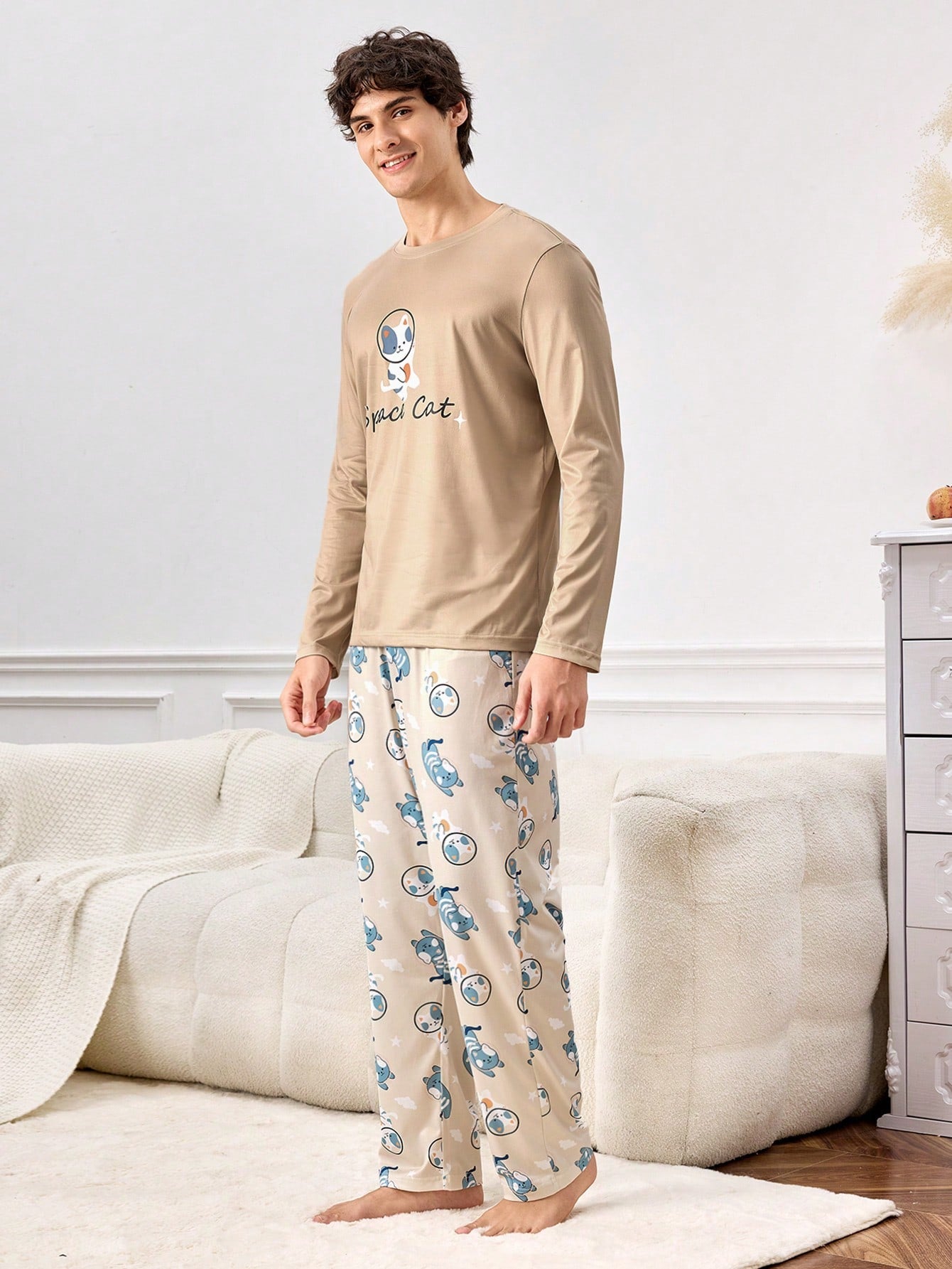 Conjunto de ropa de estar en casa con camisa de cuello redondo de manga larga y pantalones casuales con estampado total para hombre