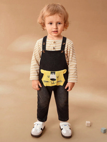 SHEIN Conjunto de dos piezas para niño y niña de otoño - Camiseta de manga larga con cuello redondo casual combinada con un conjunto de estilosos y lindos petos vaqueros bordados con un león. Este atuendo es divertido y perfecto para el otoño.