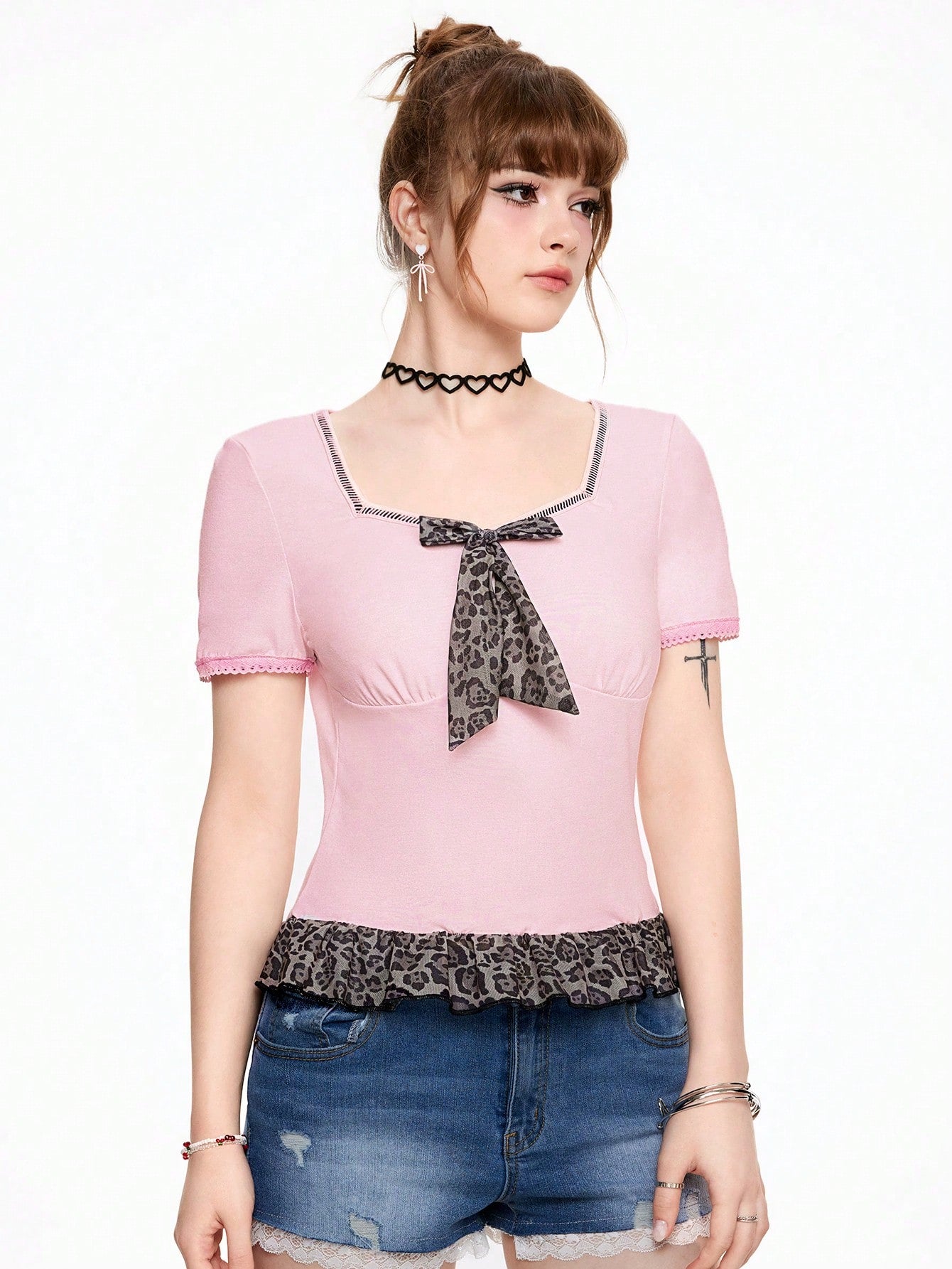 ROMWE Kawaii Camiseta de señora de cuello de escote redondo con detalles de estampado de leopardo y lazo, ajustada en la cintura