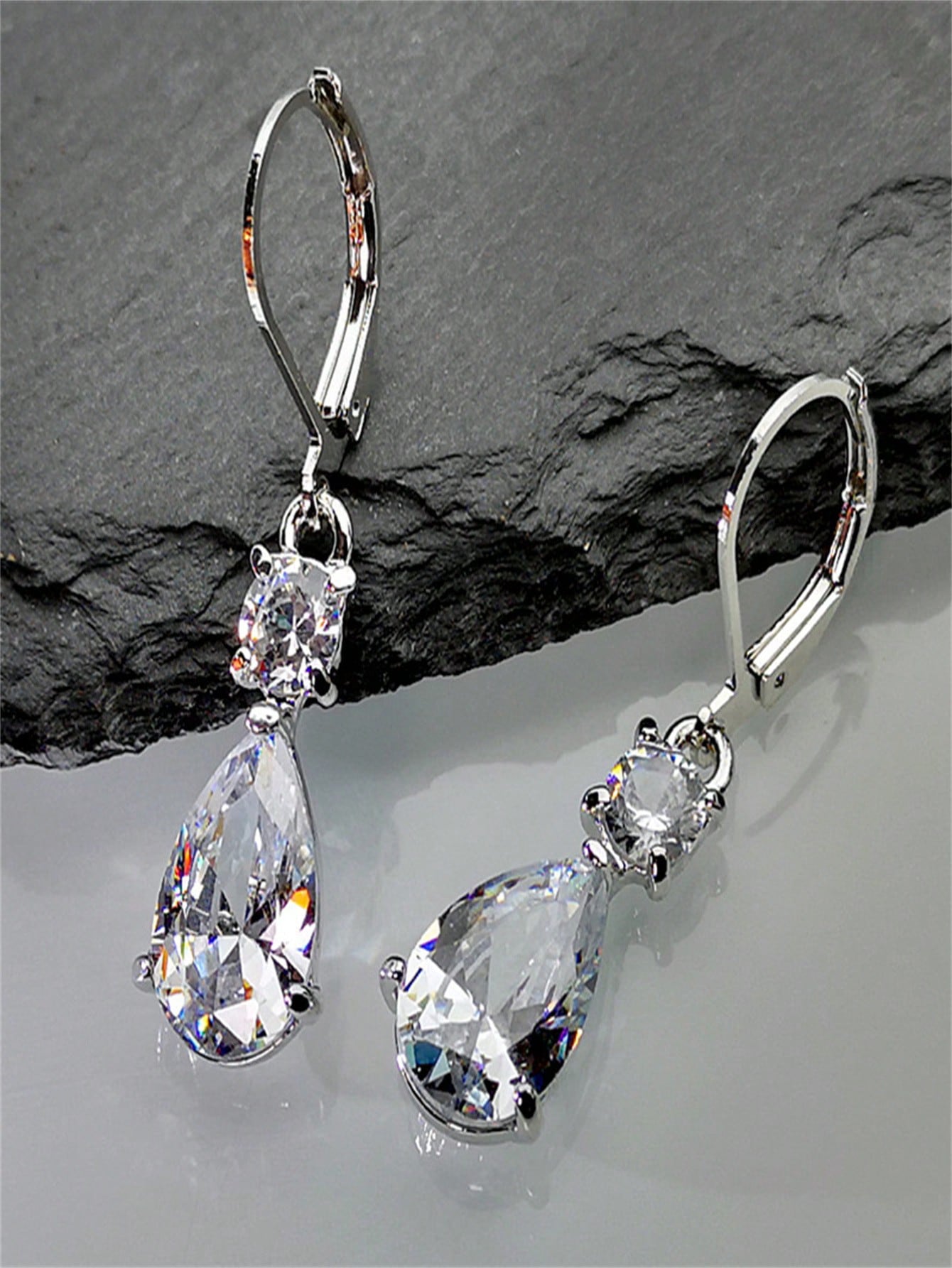2 piezas Pendientes de clip de oreja con colgante de lágrima de cubic zirconia plateada de lujo - Pendientes colgantes de lujo elegantes, glamorosos y cautivadores con gemas de cubic zirconia brillantes para mujeres