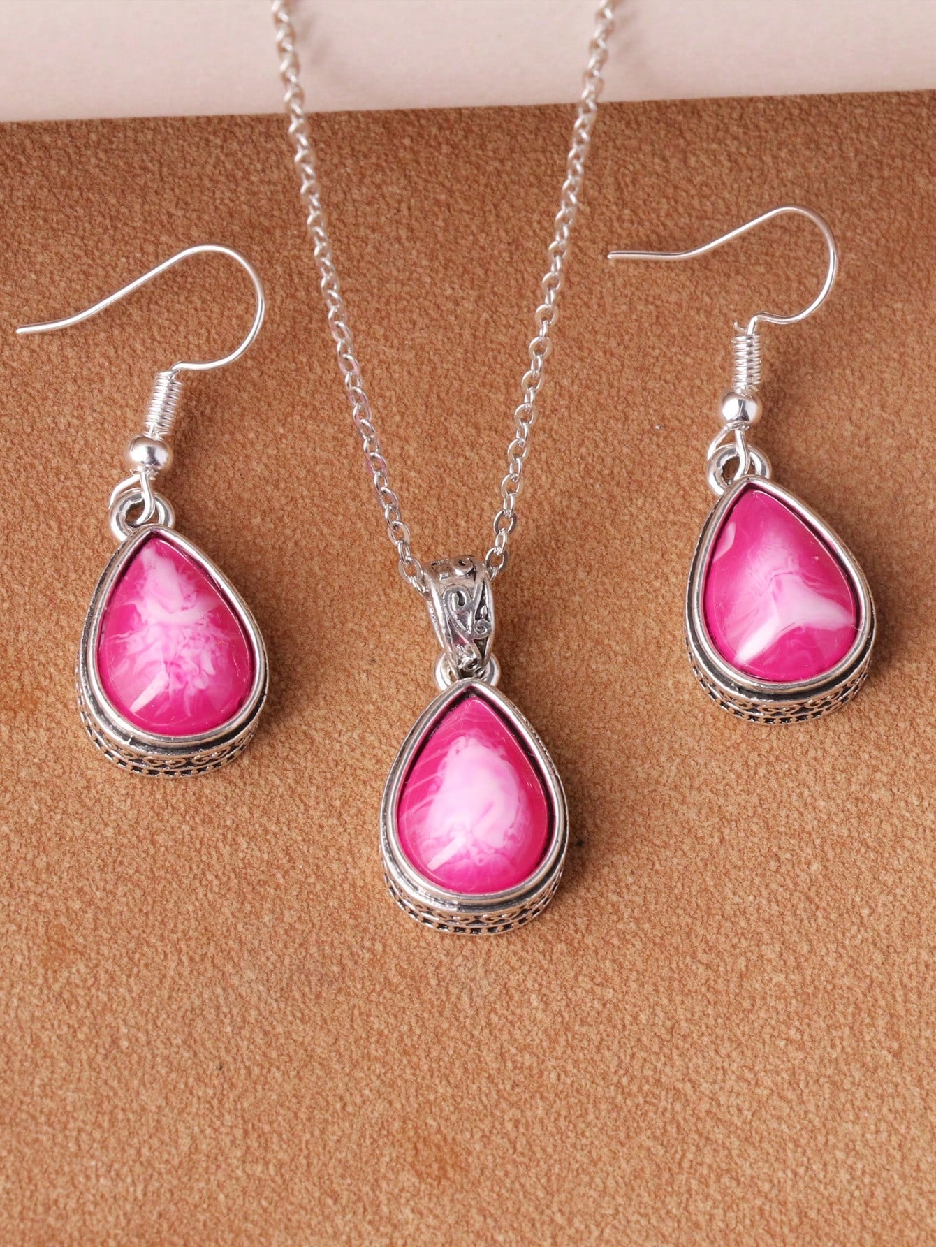 Conjunto de collar y aretes color fucsia, diseños clásicos, múltiples opciones disponibles para mujeres