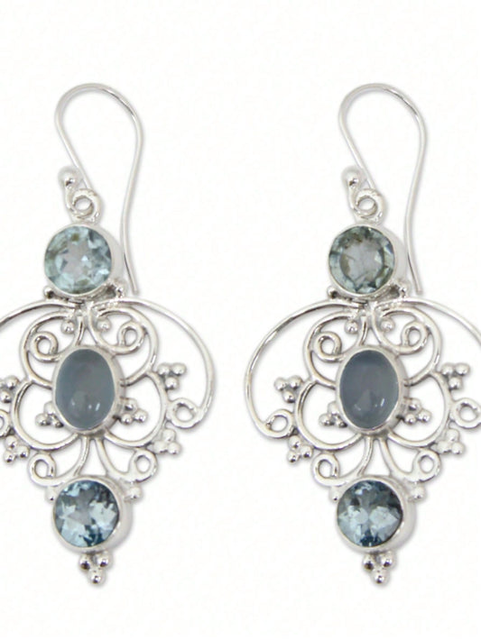 Elegantes aretes colgantes plateados con diseño retro de flor hueca incrustados con una piedra acuosa, perfectos para combinar con atuendos diarios o para decorar fiestas