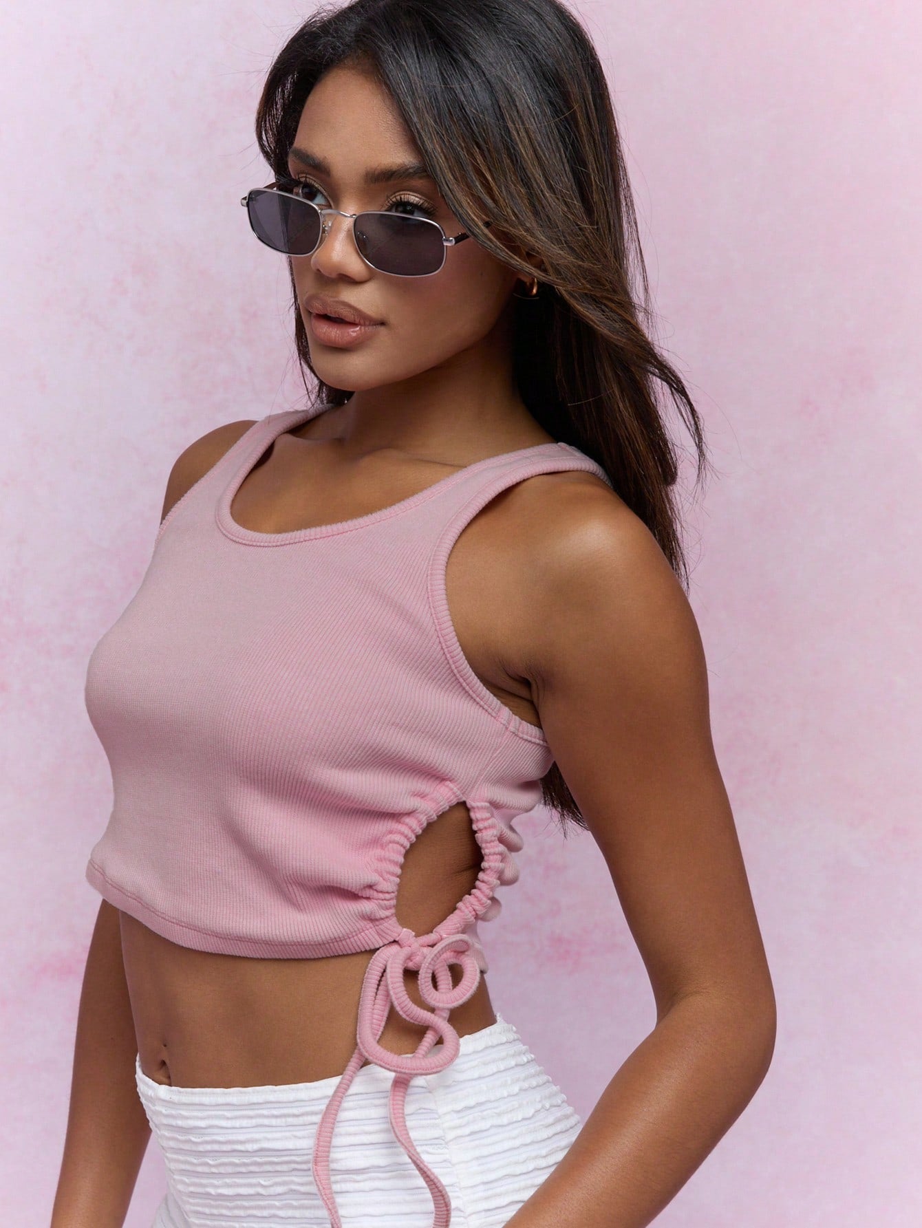 MISSGUIDED Camiseta de punto corta con costados recortados, fruncidos y dobladillo curvo acanalado